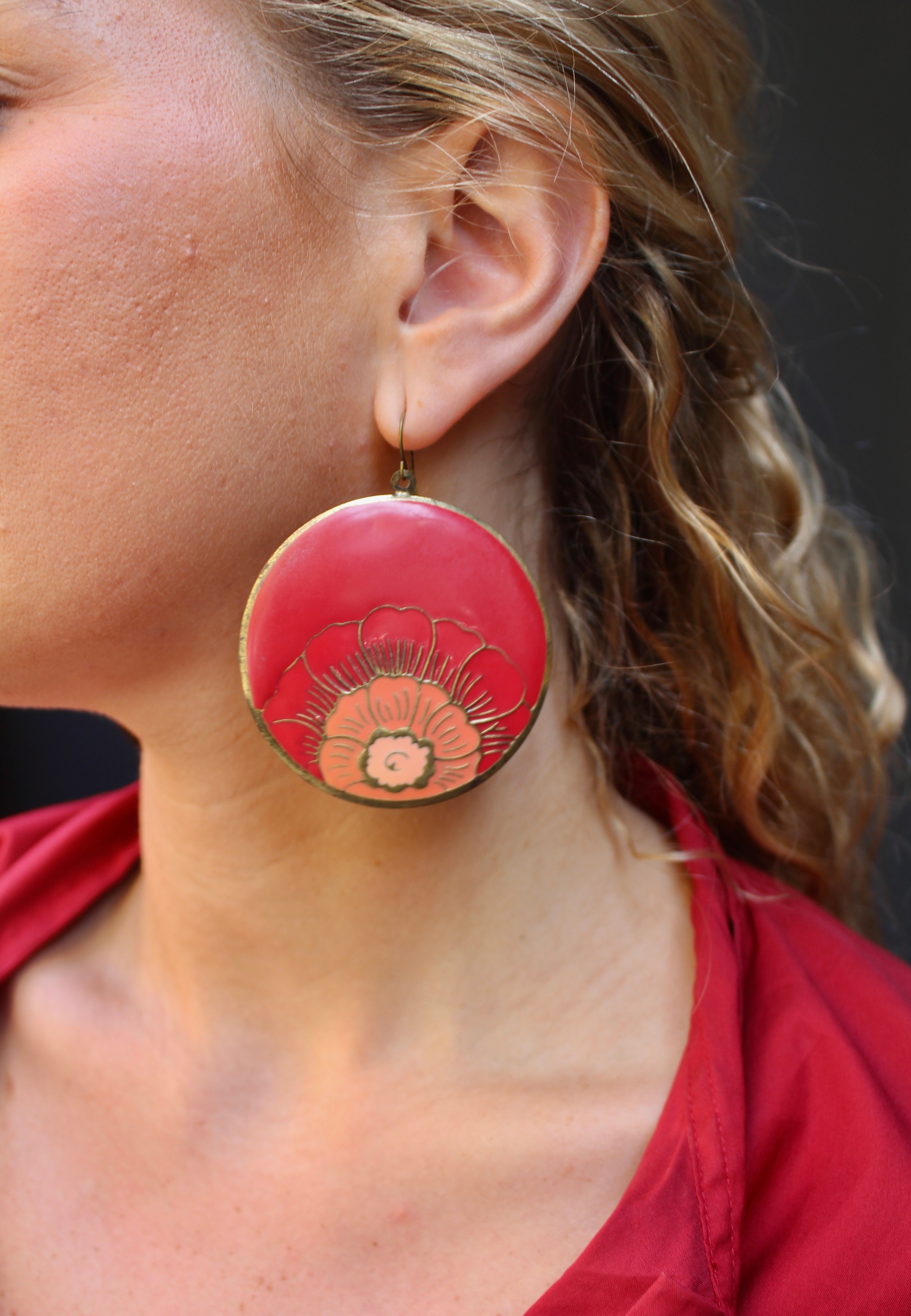 Pendientes vintage de cloisonné colgantes de flores en esmalte rojo, naranja y burdeos