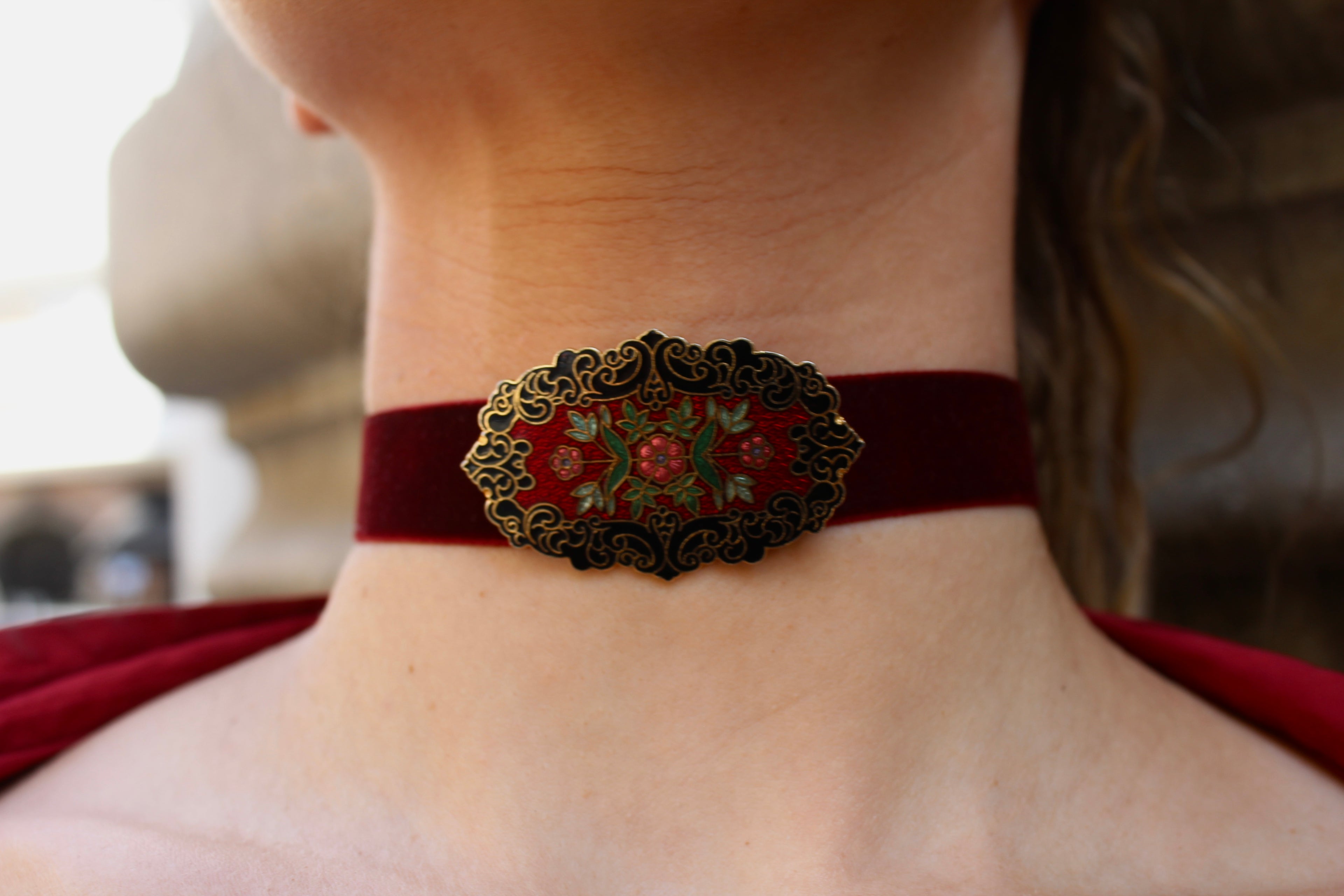 Gargantilla con broche vintage de cloisonné - Granate y verde