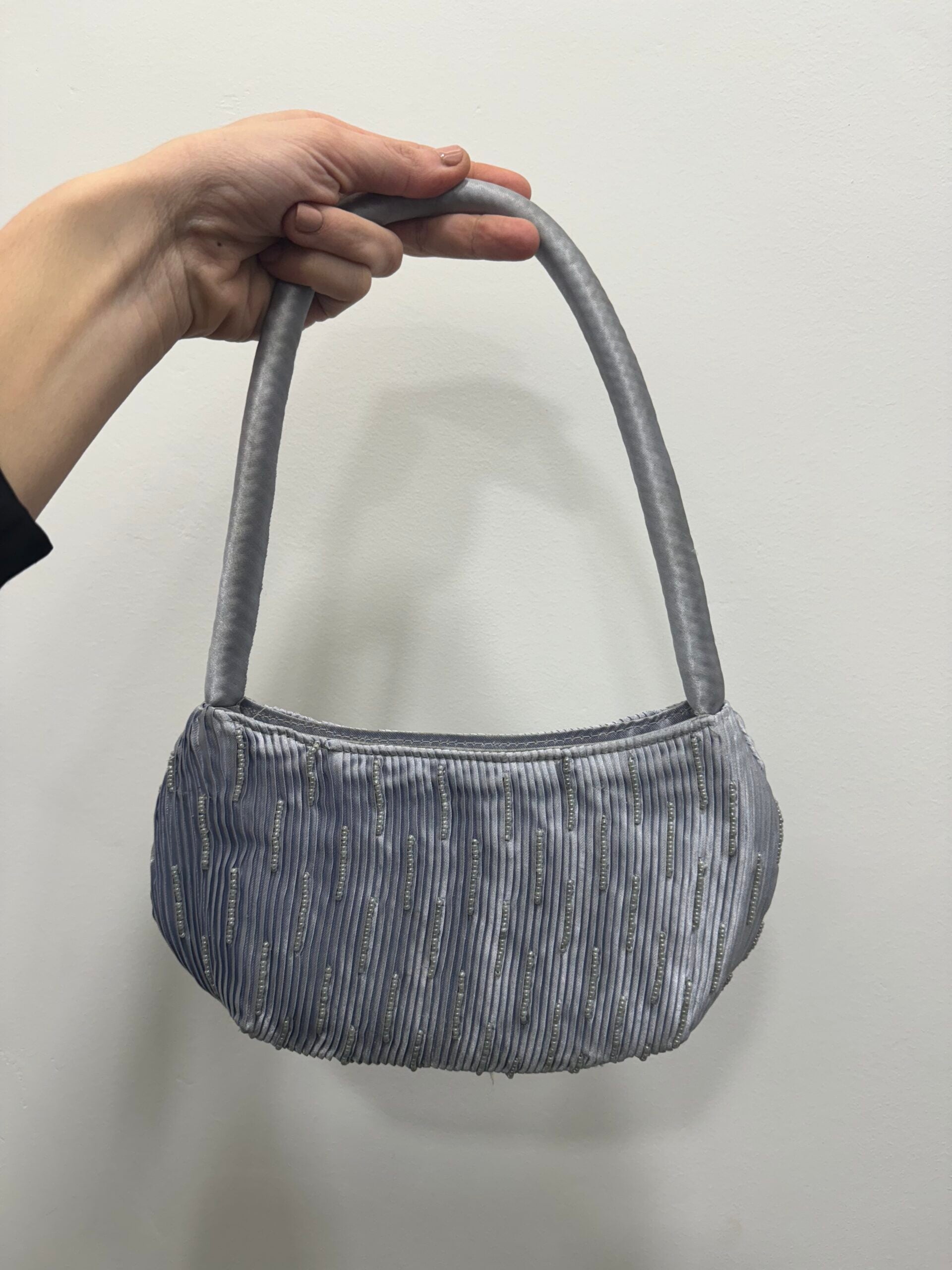 Bolsa vintage prateada em forma de baguete, bordada com missangas.