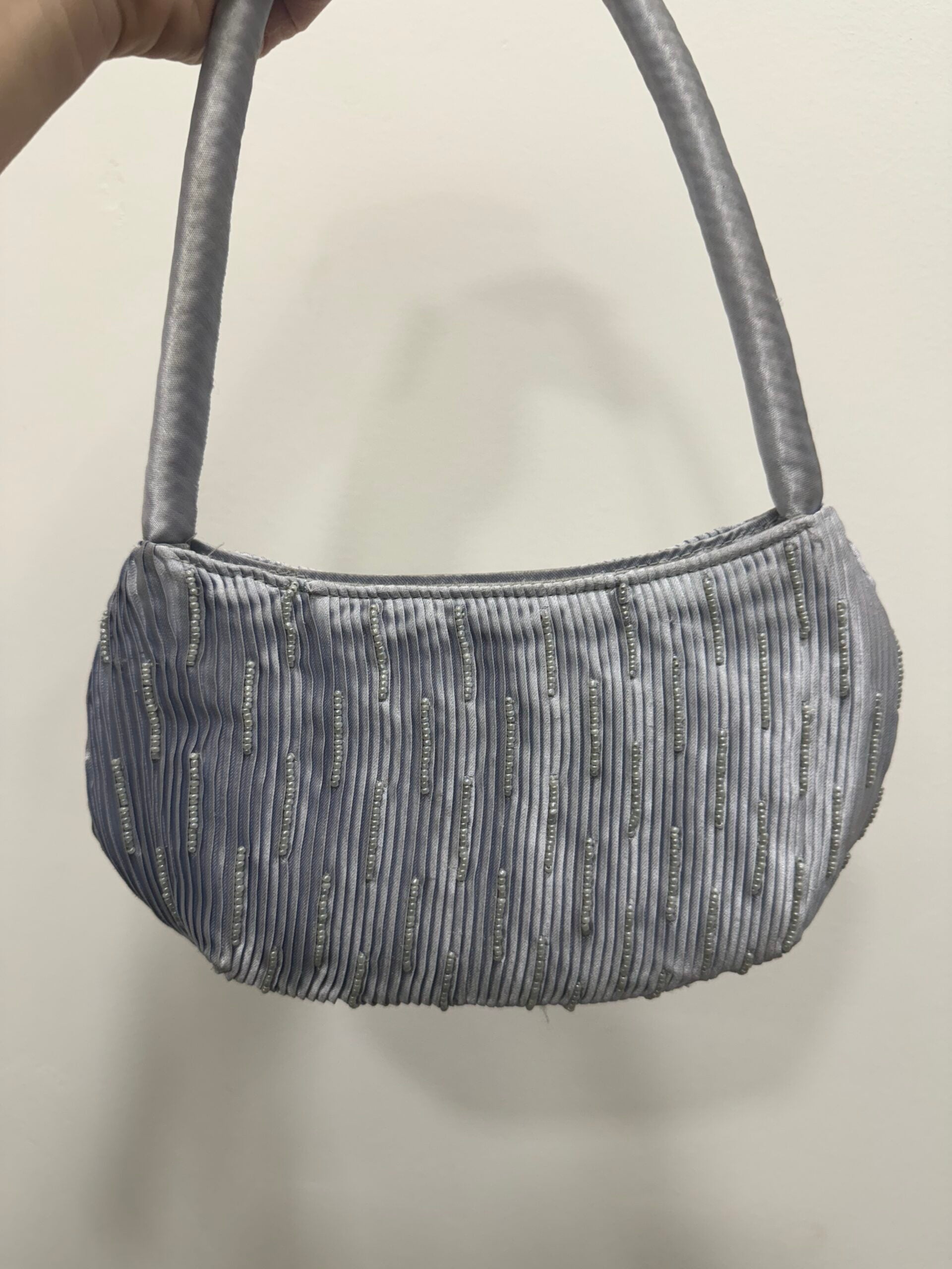 Bolsa vintage prateada em forma de baguete, bordada com missangas.