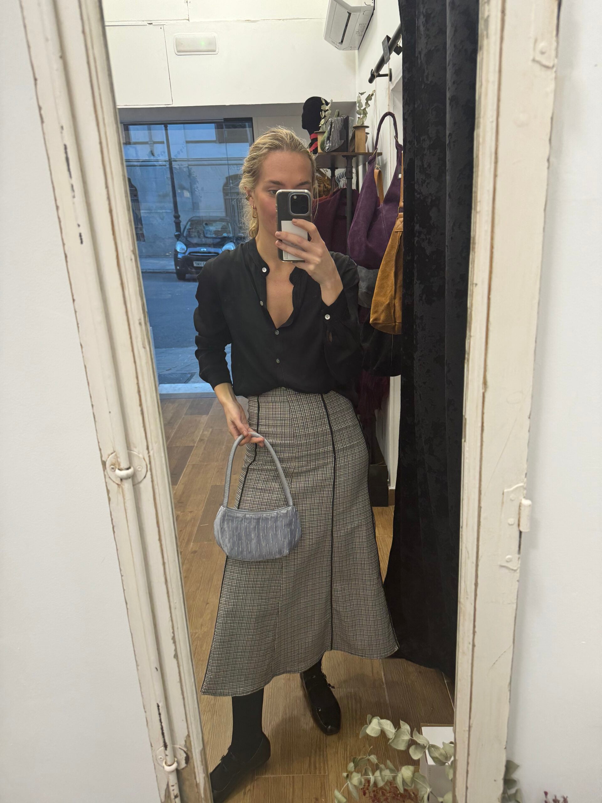 Bolsa vintage prateada em forma de baguete, bordada com missangas.