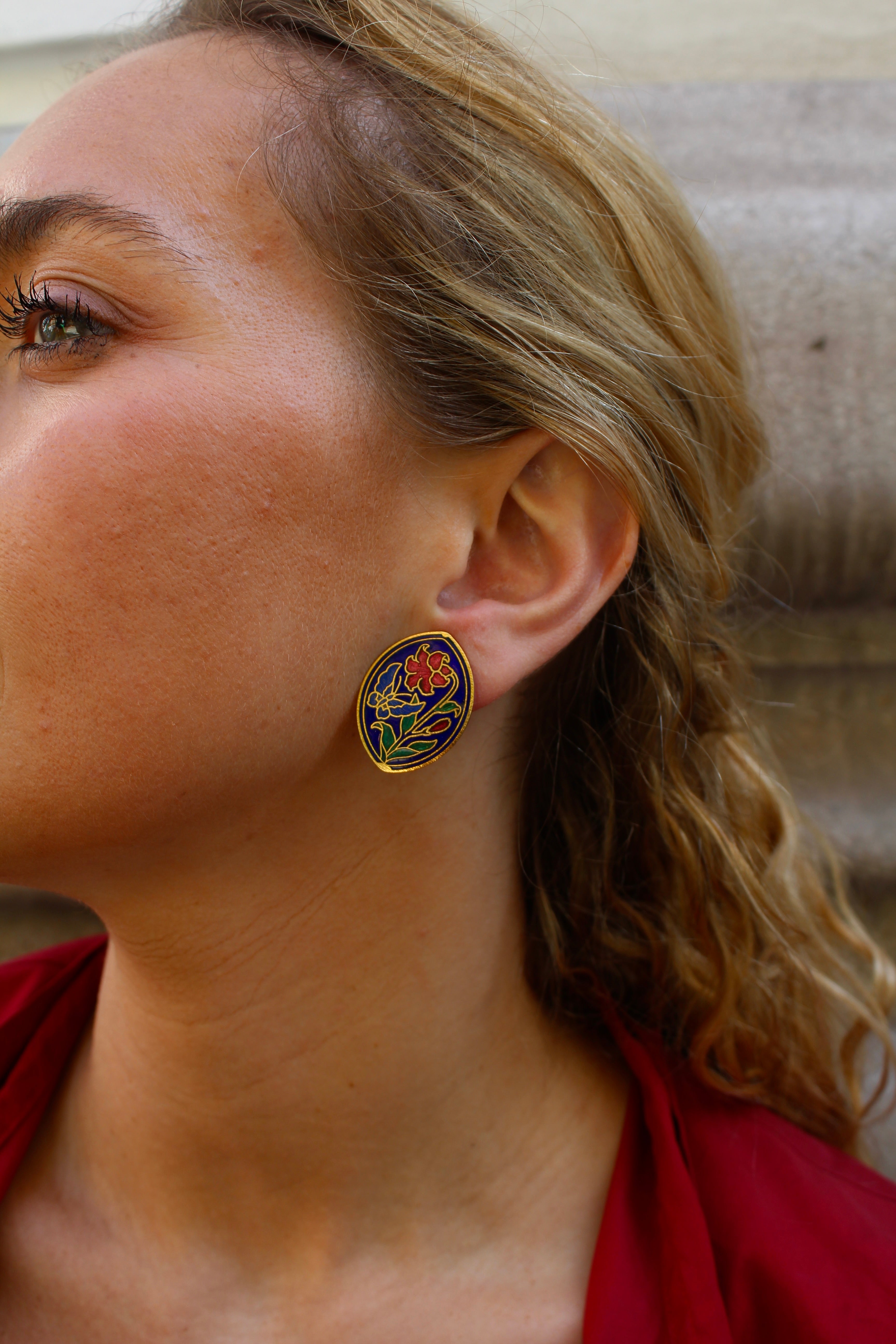 Pendientes vintage de cloisonné de flore y mariposas en esmalte azul oscuro, rojo y verde