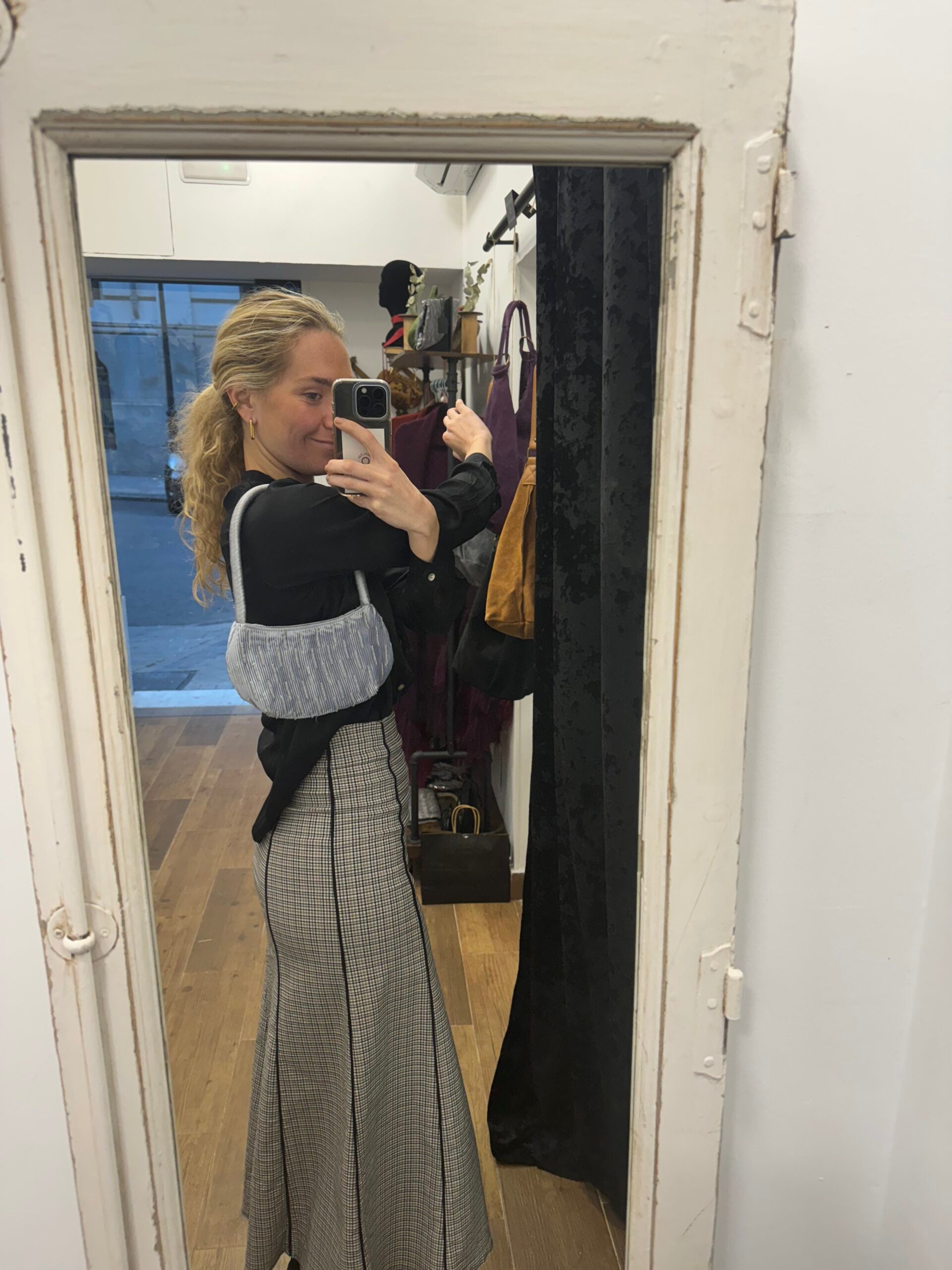Bolsa vintage prateada em forma de baguete, bordada com missangas.