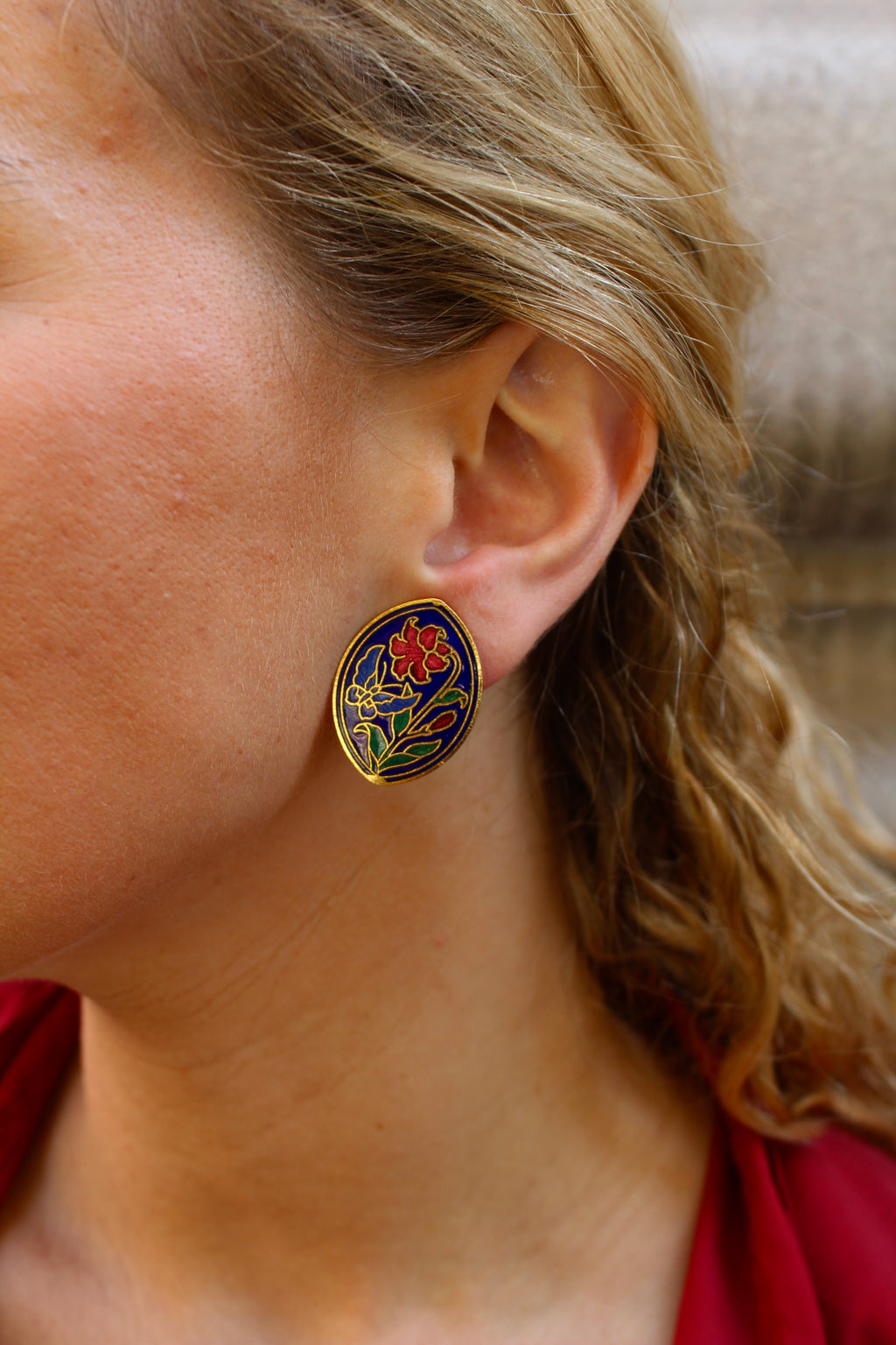 Pendientes vintage de cloisonné de flore y mariposas en esmalte azul oscuro, rojo y verde