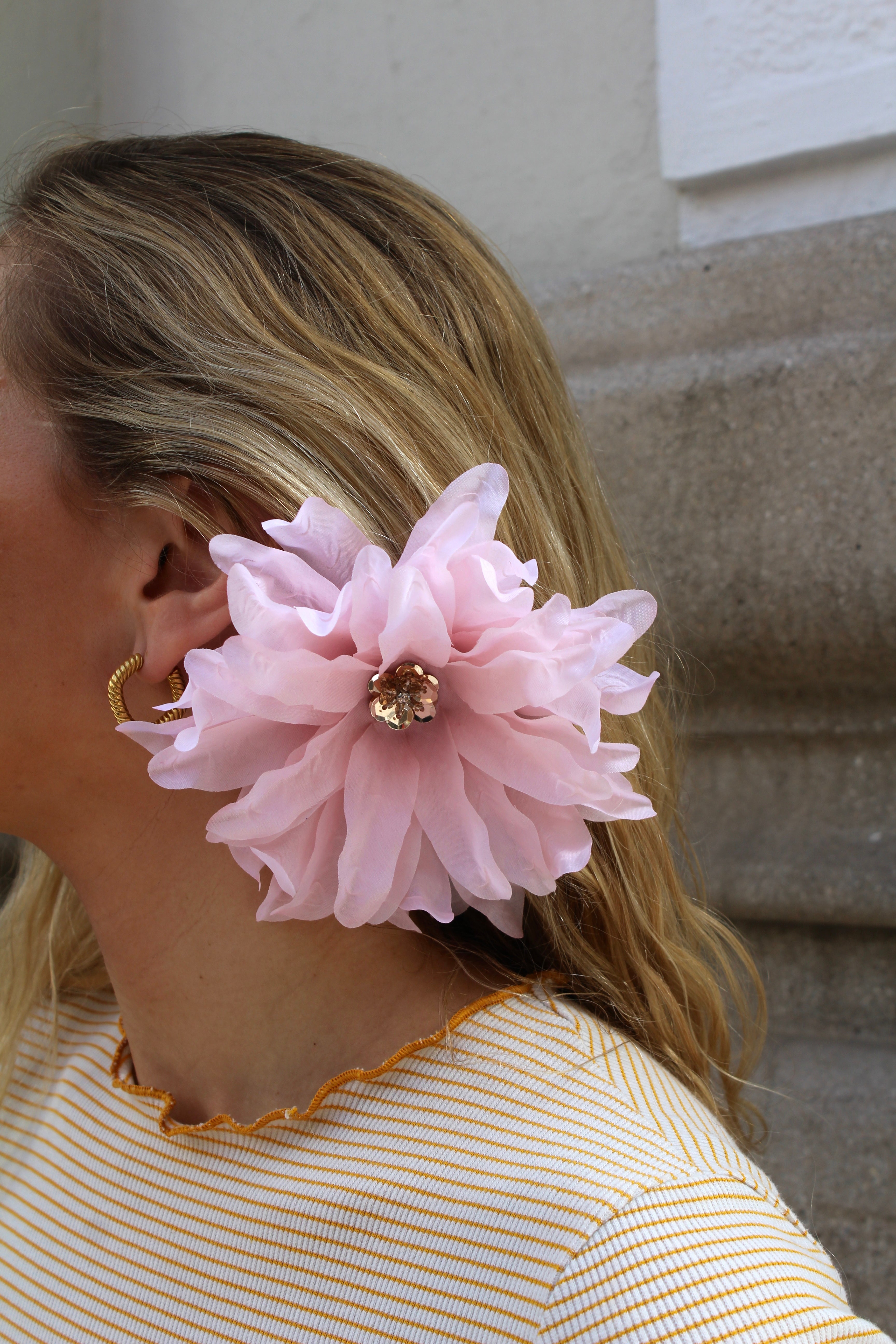 Flor de dália multiusos (para o cabelo ou pregadeira) em várias cores.