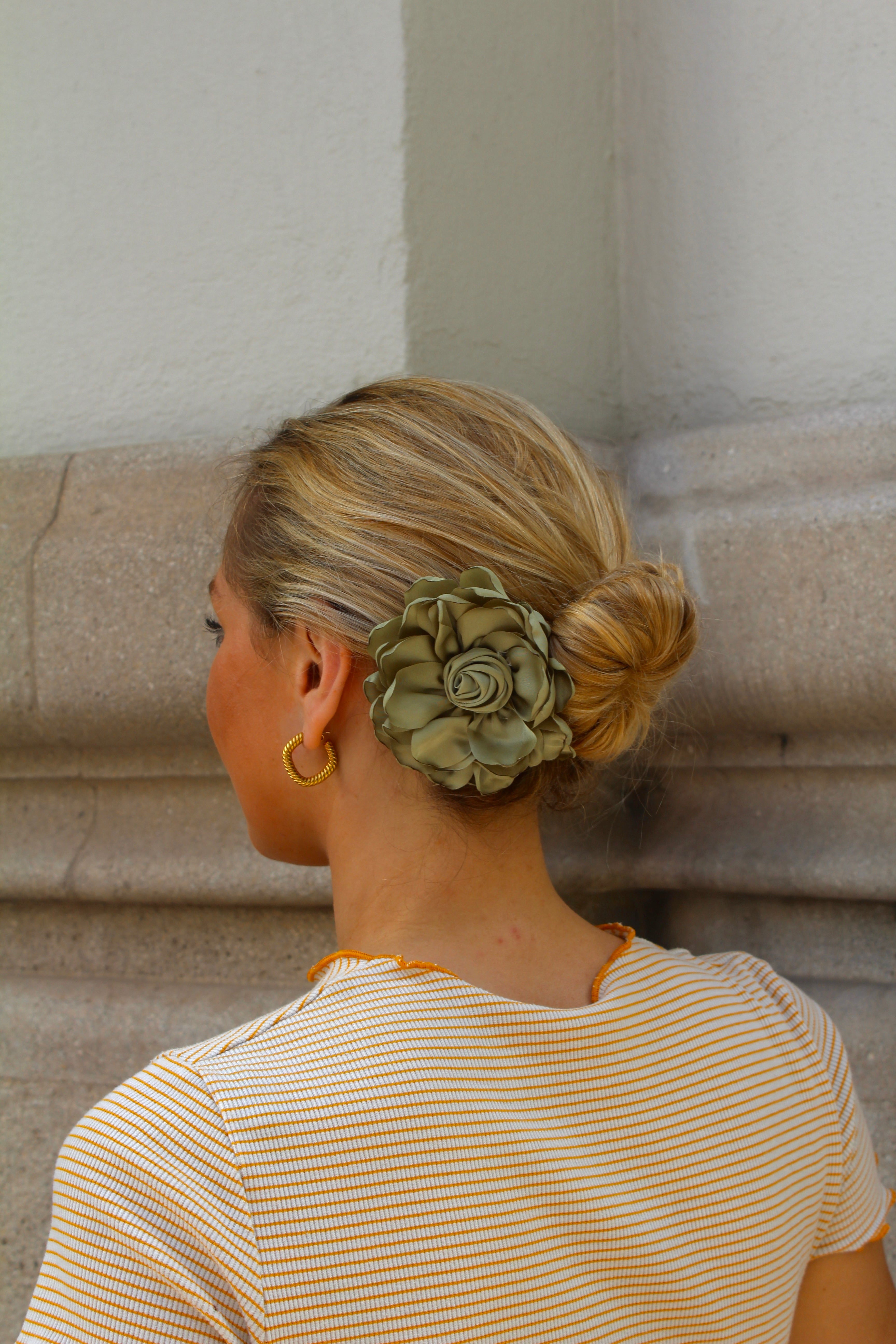 Flor de camélia multiposicional (para o cabelo)