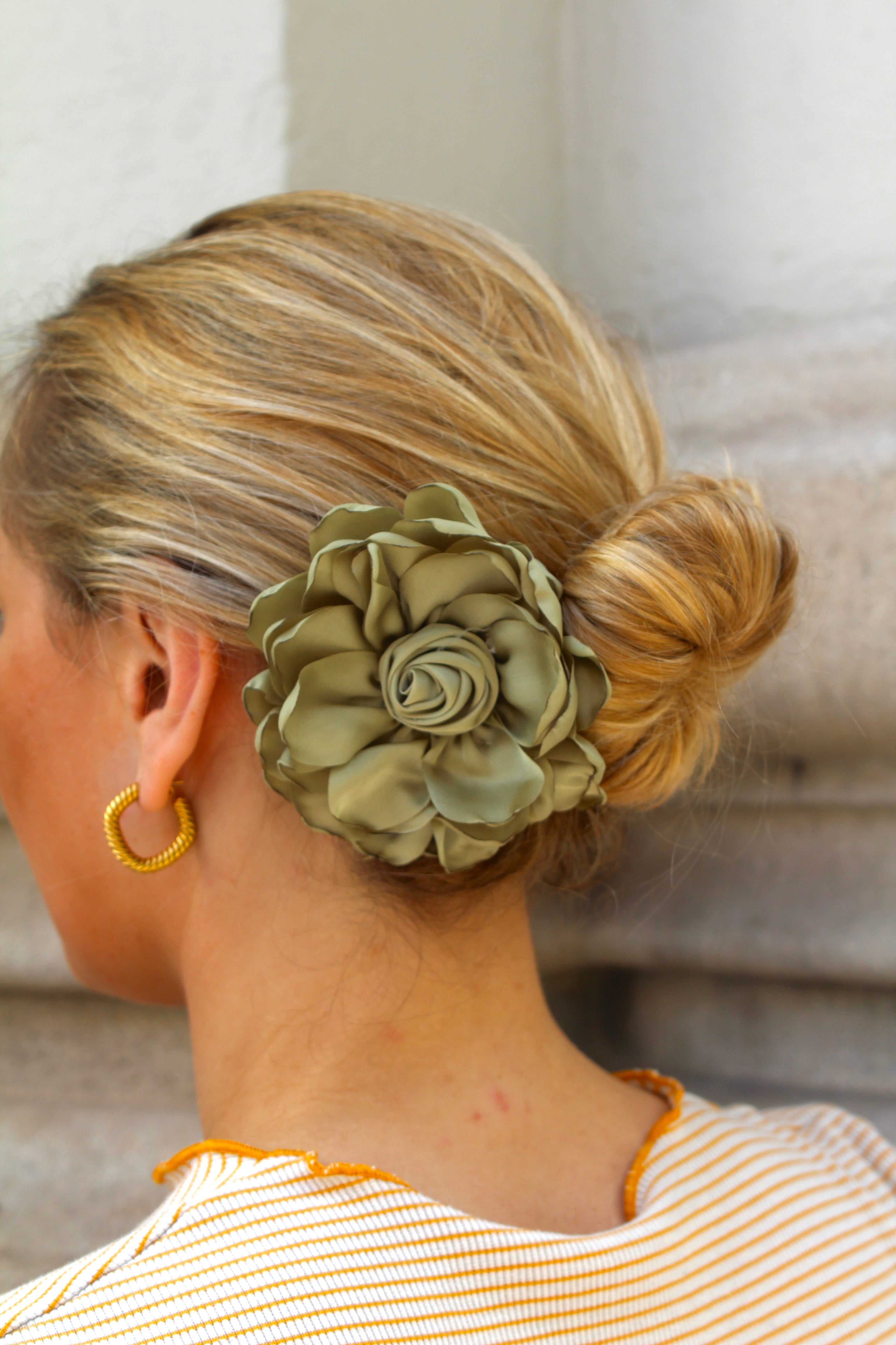 Flor de camélia multiposicional (para o cabelo)