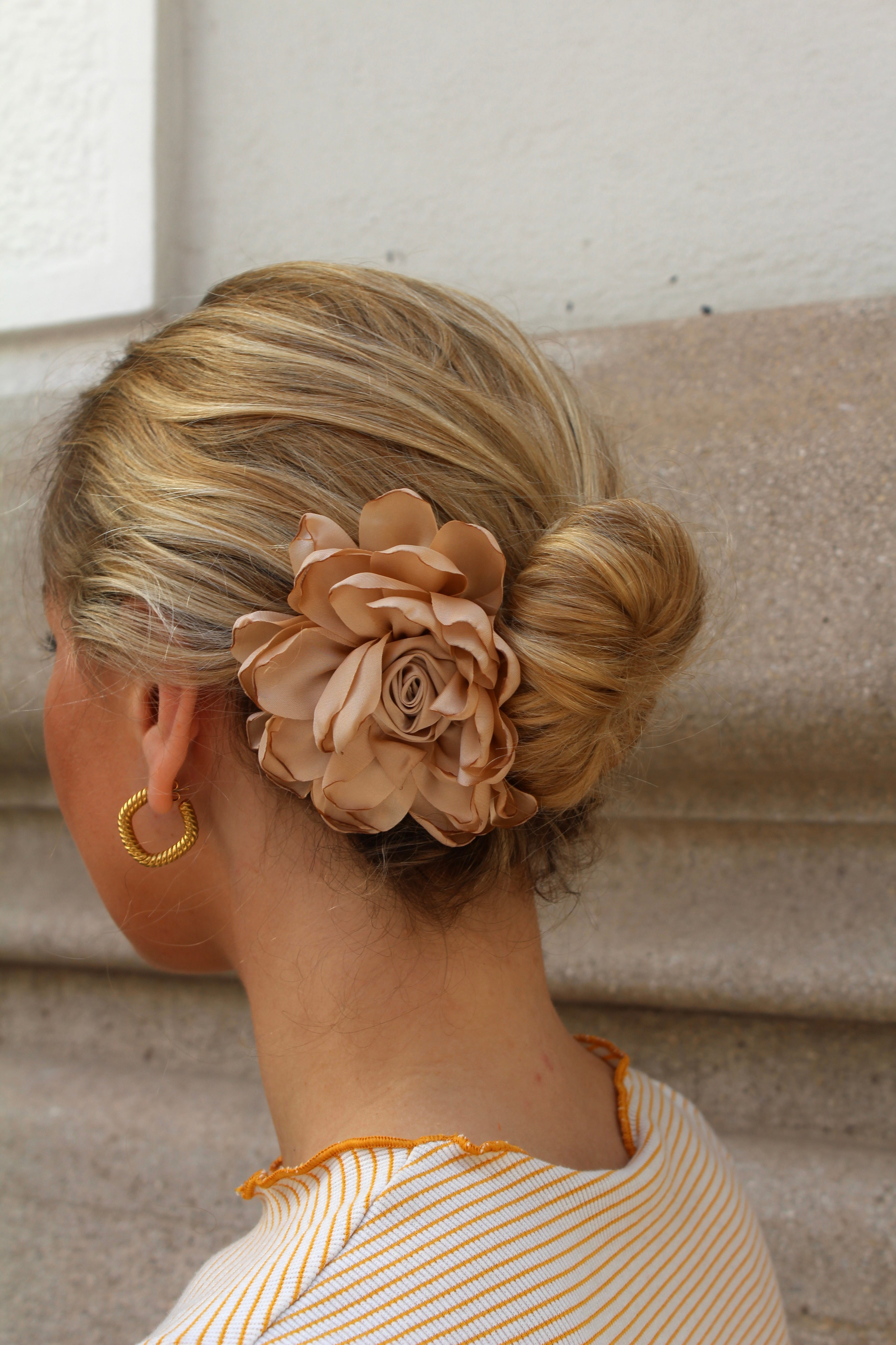 Flor de camélia multiposicional (para o cabelo)
