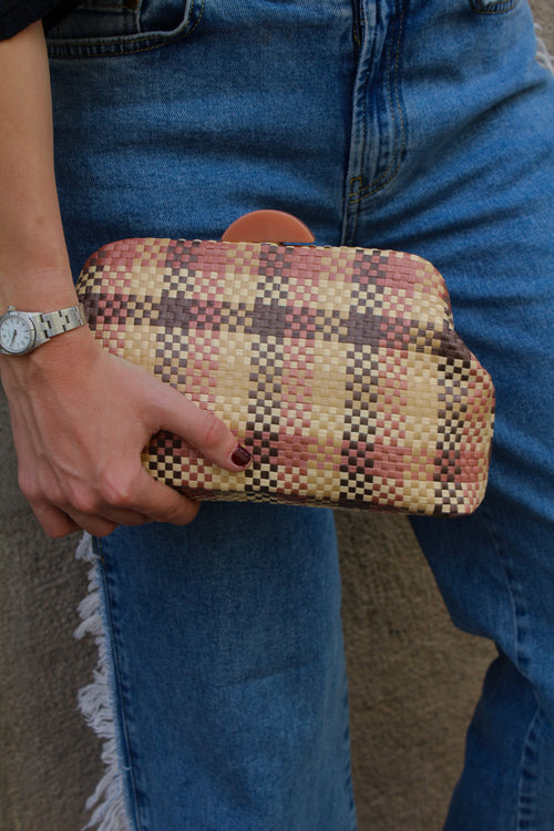 Bolsa vintage castanha estilo saco com flores vermelhas bordadas