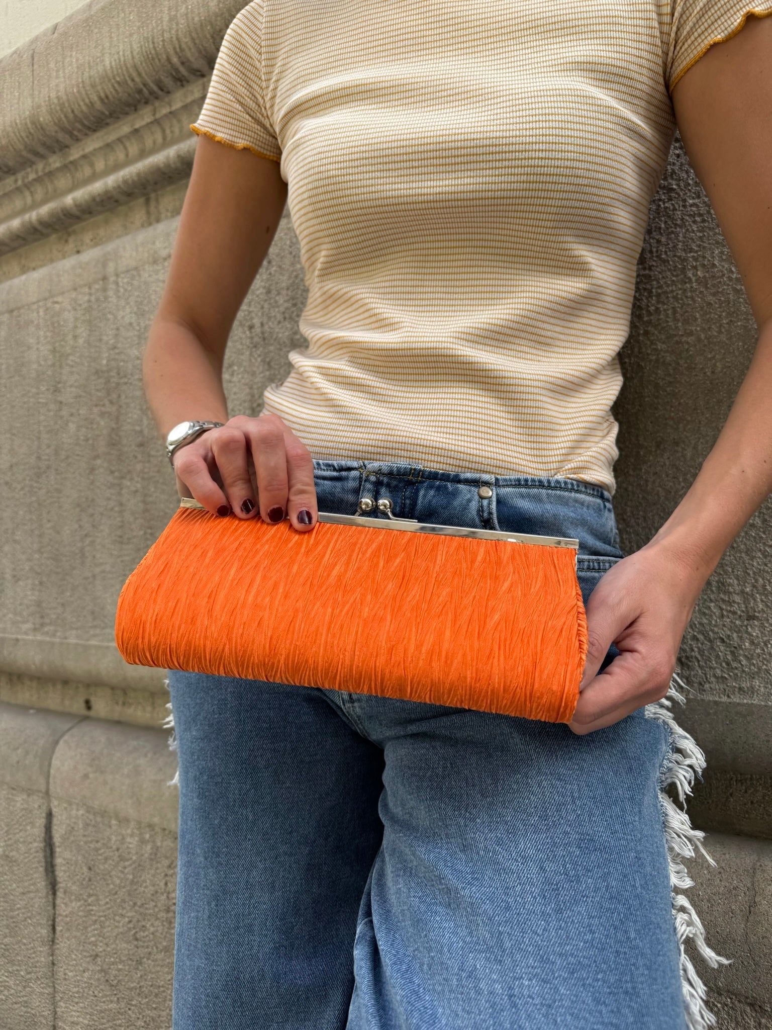 Bolsa vintage castanha estilo saco com flores vermelhas bordadas