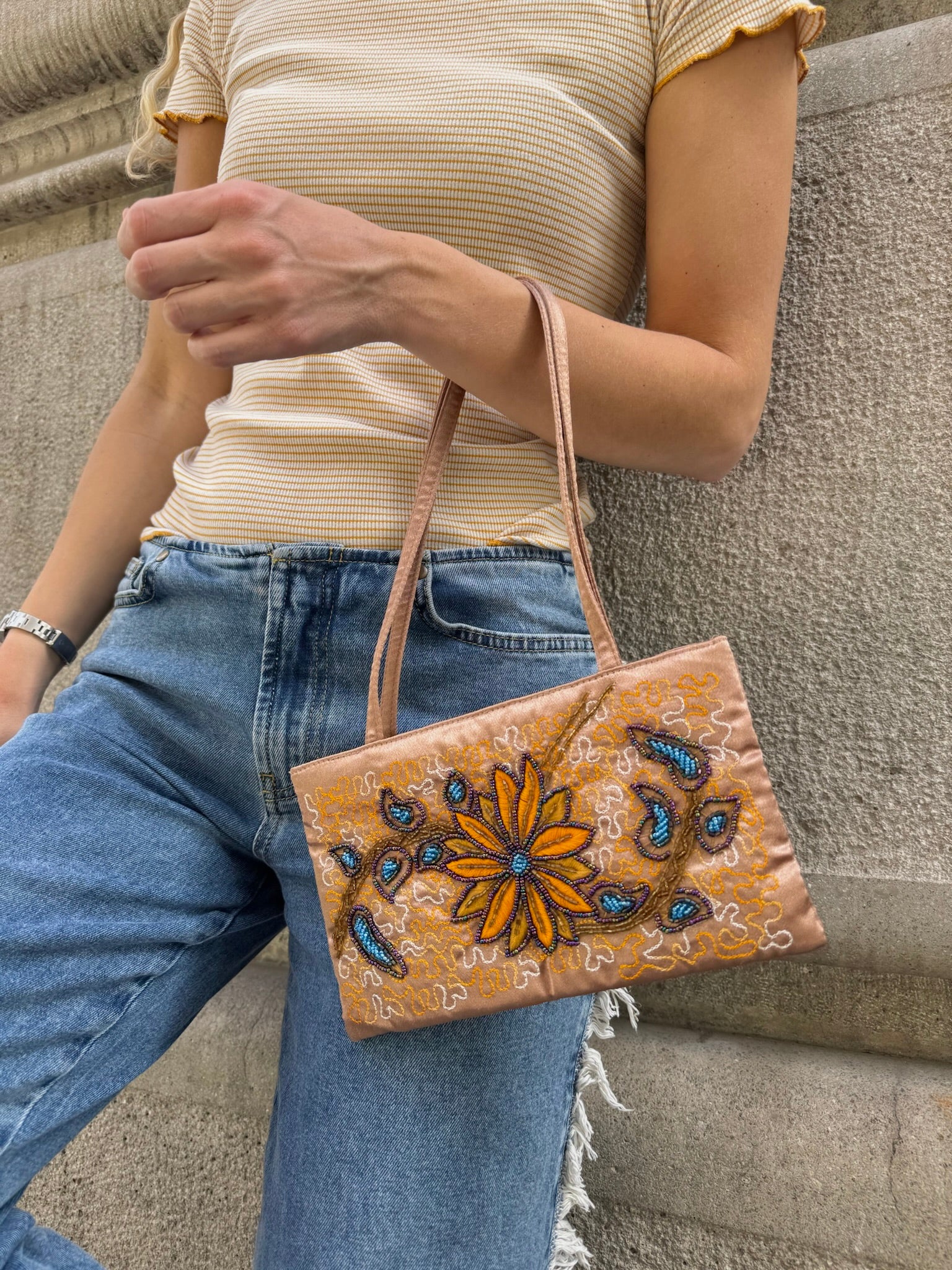 Bolsa vintage castanha estilo saco com flores vermelhas bordadas