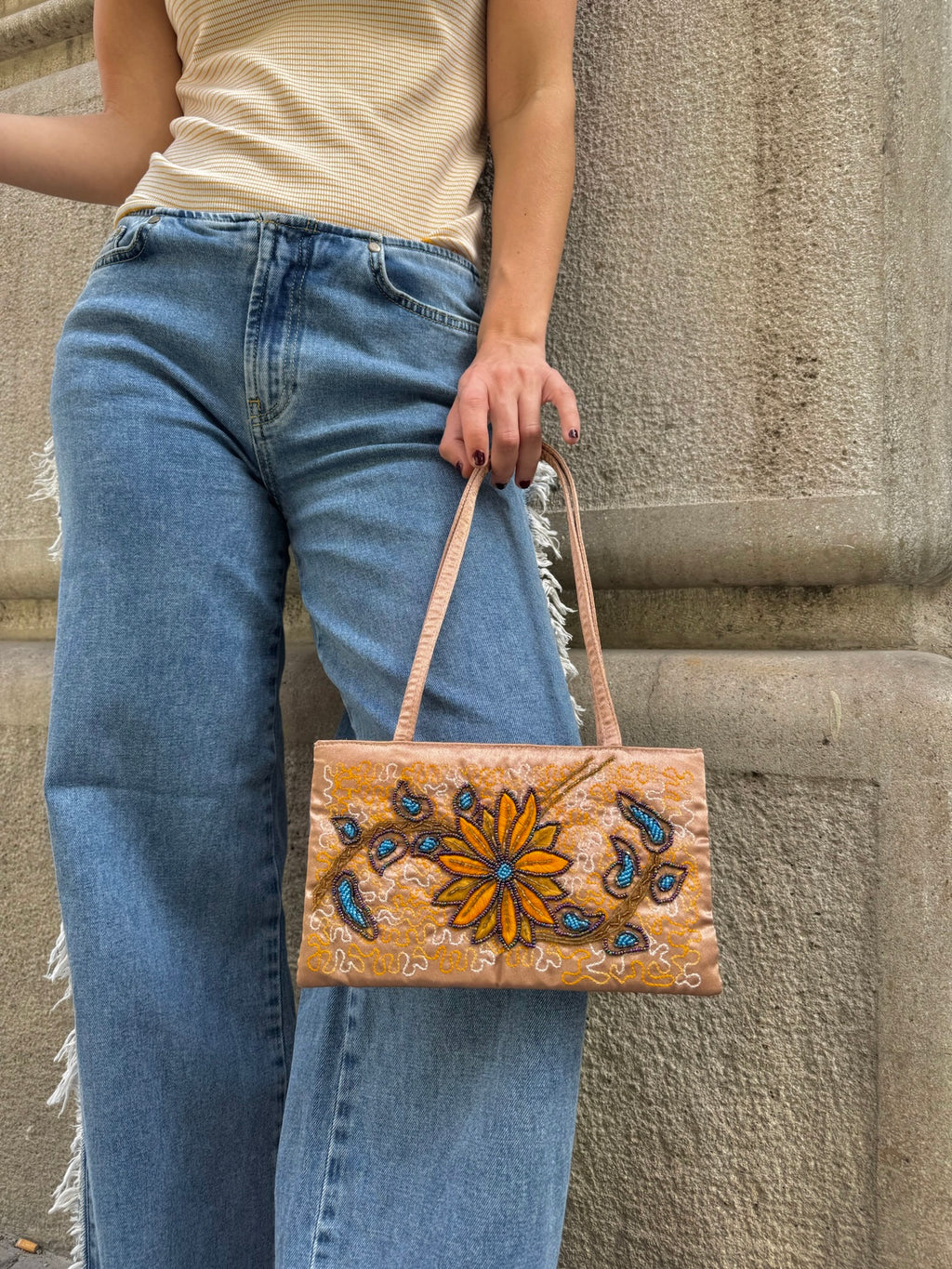 Bolsa vintage castanha estilo saco com flores vermelhas bordadas