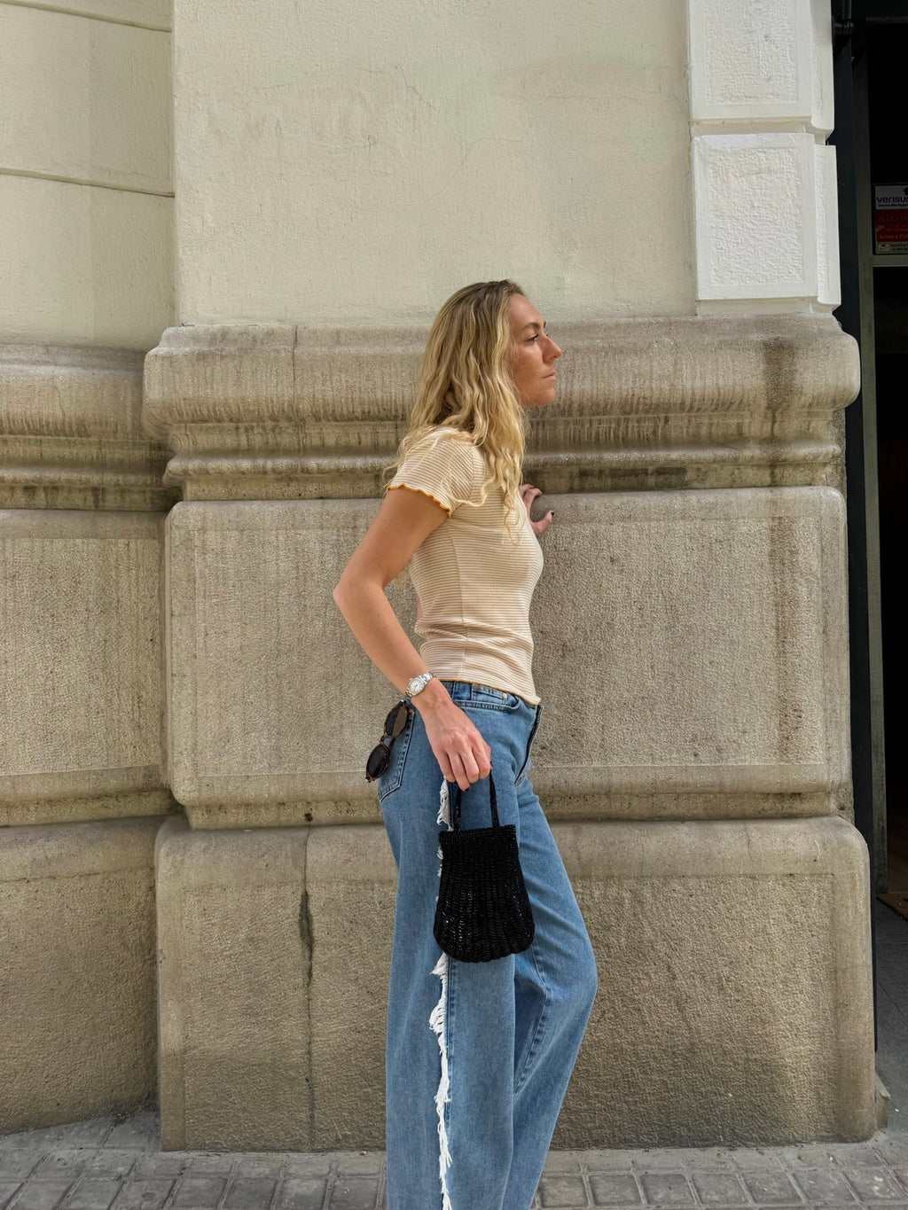 Bolsa vintage castanha estilo saco com flores vermelhas bordadas