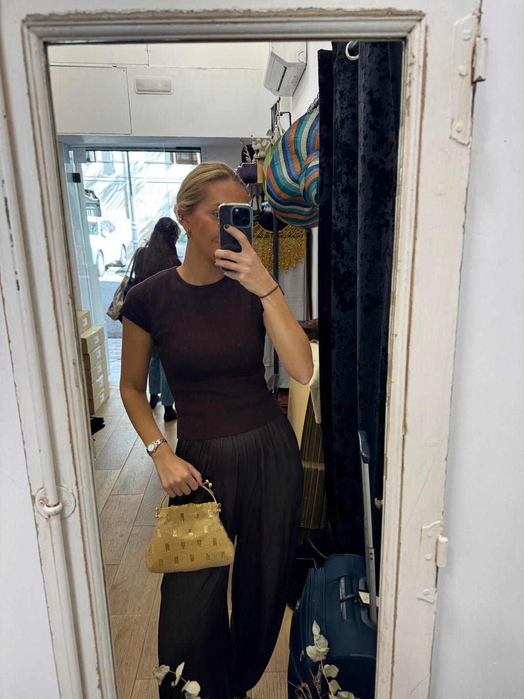 Bolsa vintage dourada em forma de balde