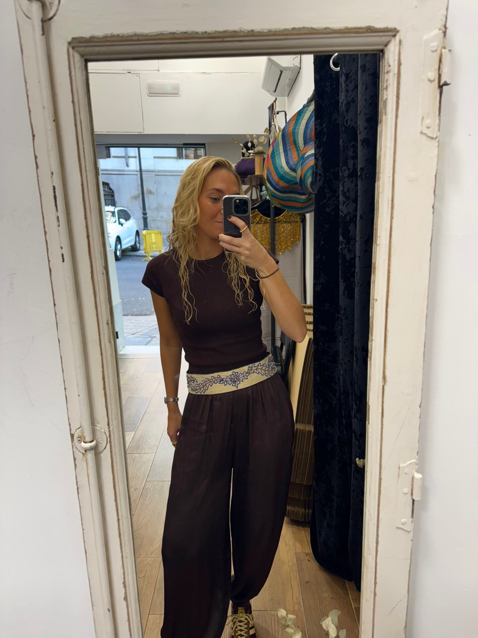 Cinturón vintage crudo bordado con helechos azules