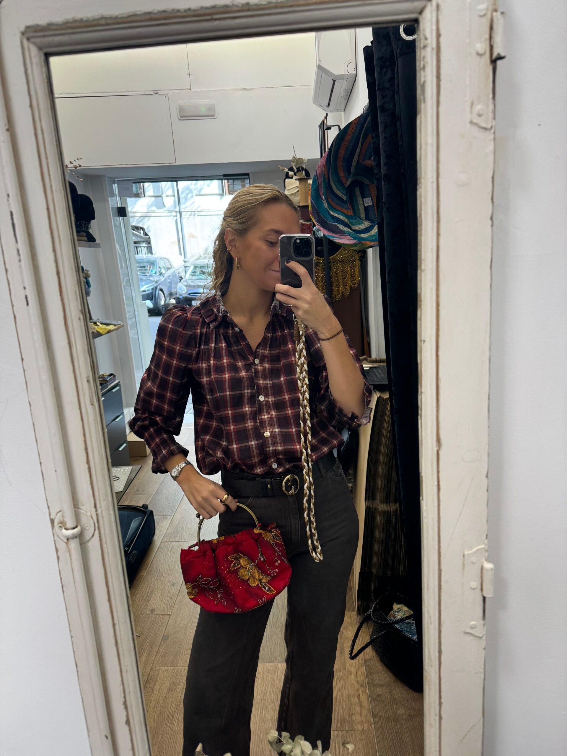 Bolso vintage bombonera rojo de flores bordadas con cuentas de colores