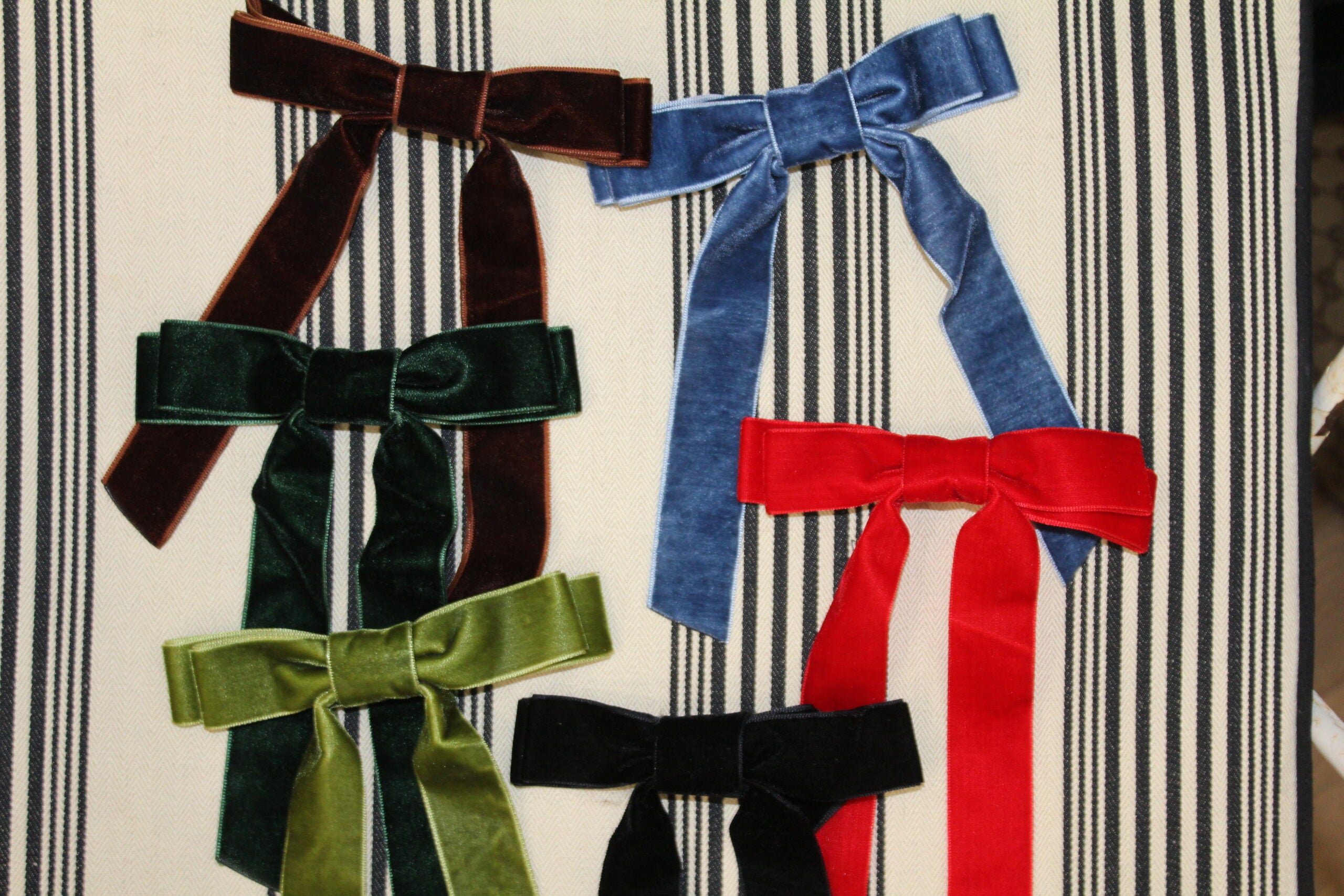 Presilha de cabelo em veludo com laço - Castanho Chocolate