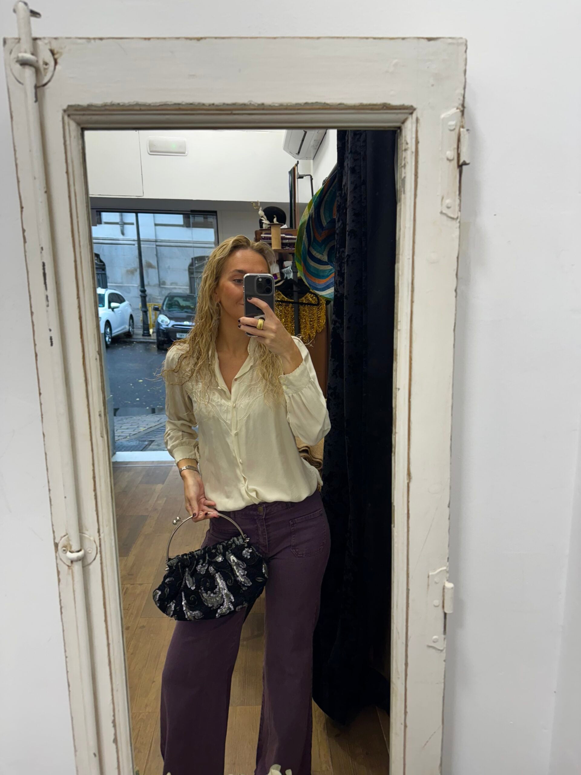 Bolso vintage bombonera negra bordada con flores platas