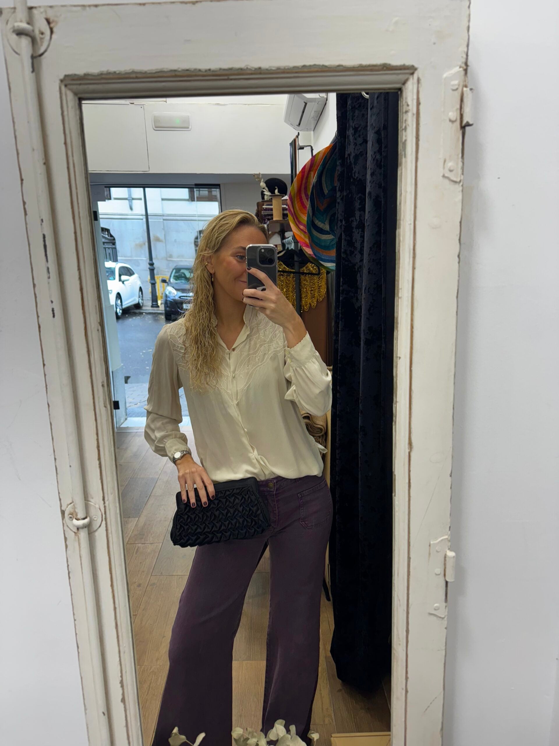 Bolso vintage negro tipo clutch con textura en zigzag