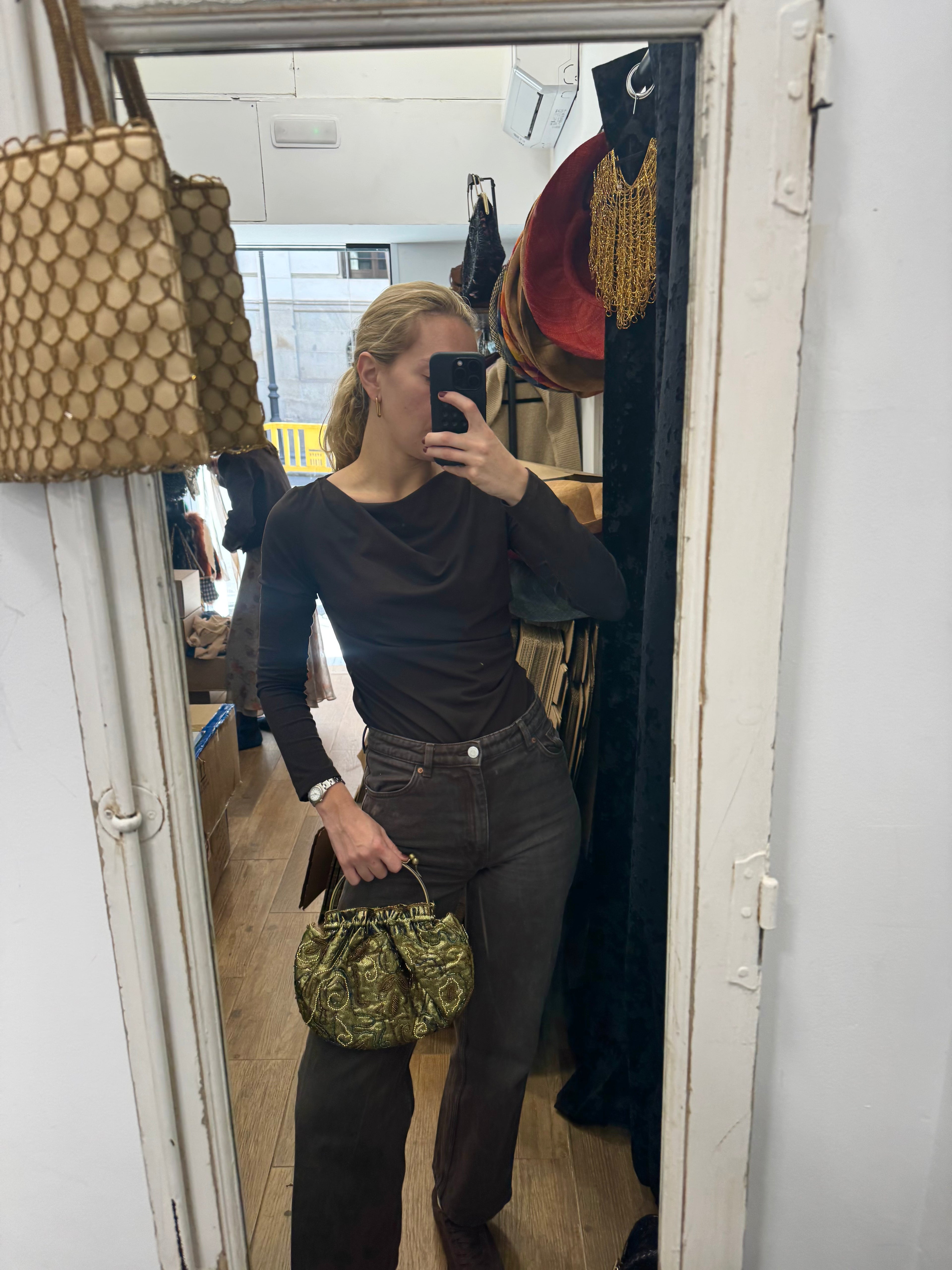 Bolso vintage bombonera dorada con flores bordadas en bronce