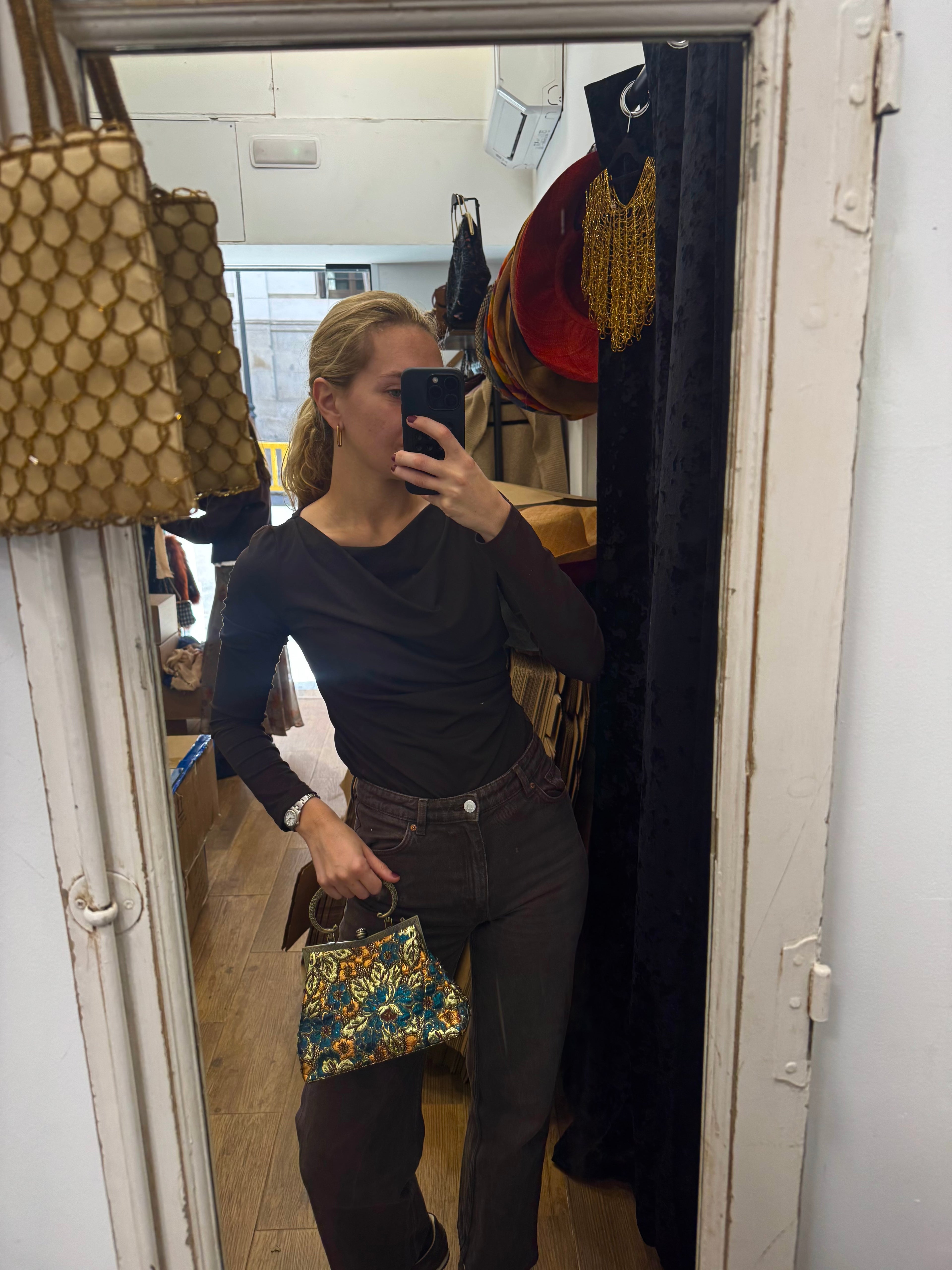 Bolsa vintage castanha, estilo saco, com bordado tribal.