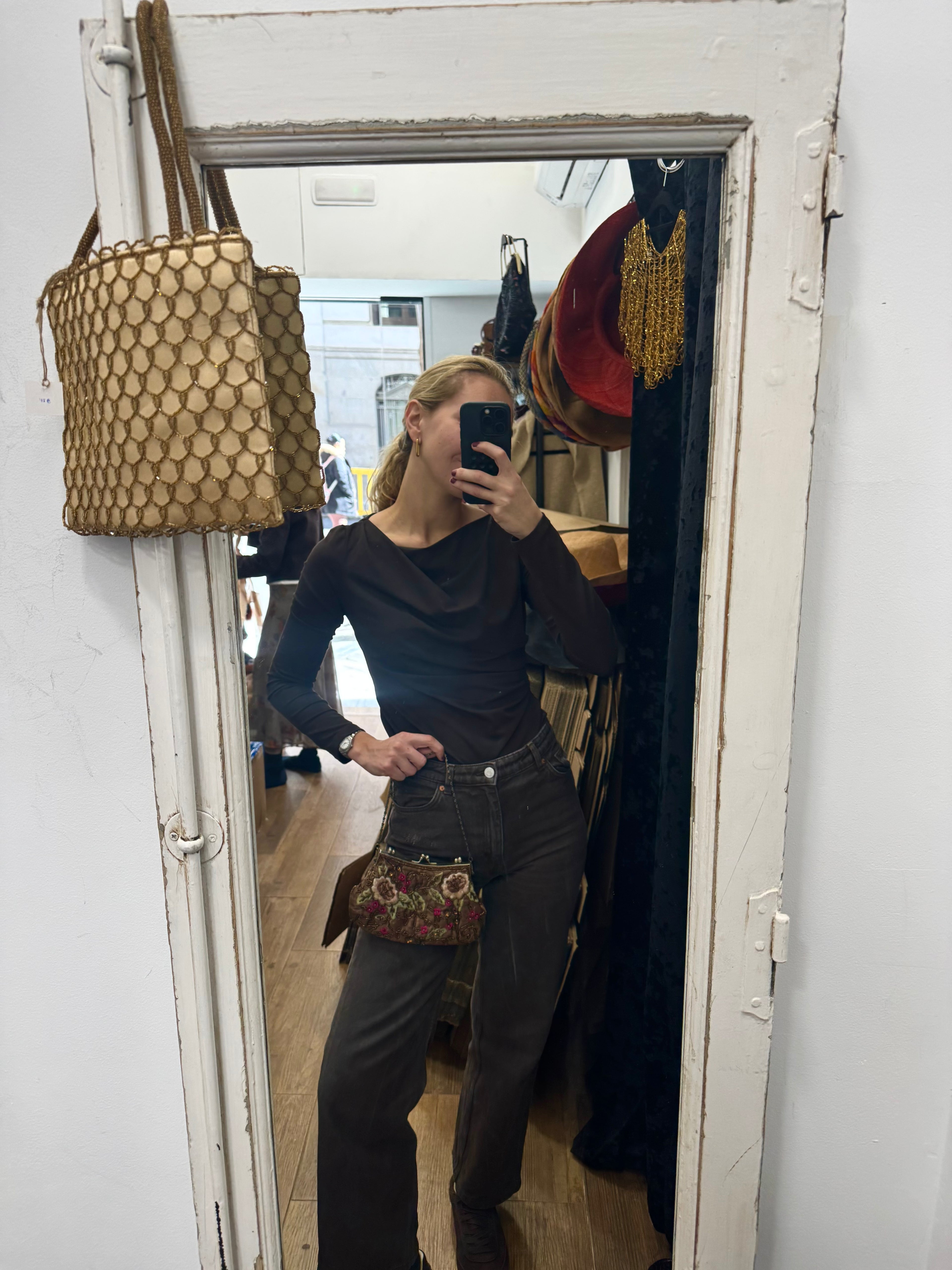 Bolsa clutch vintage castanha com detalhe em missangas bronze