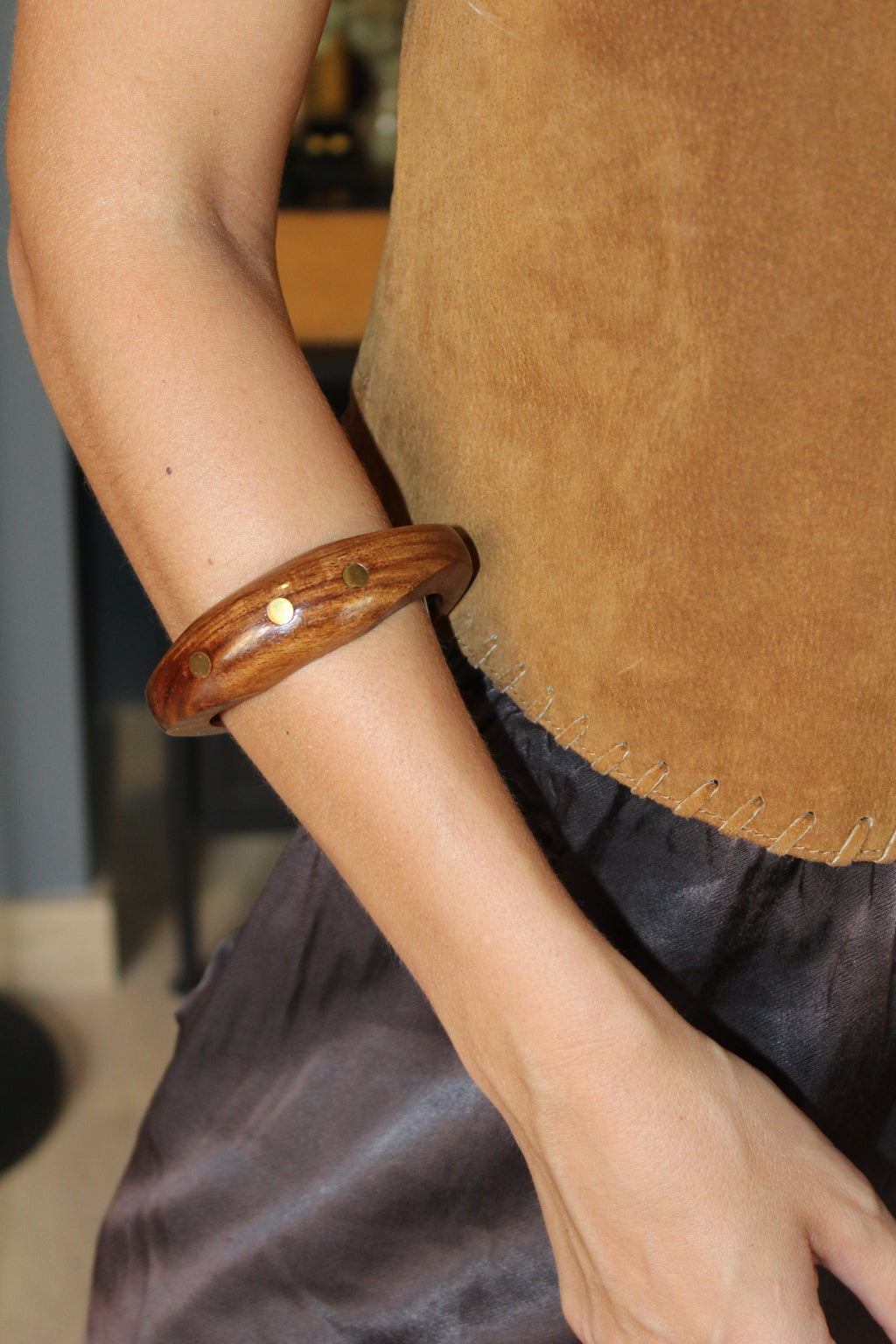 Brazalete de madera con detalles dorados