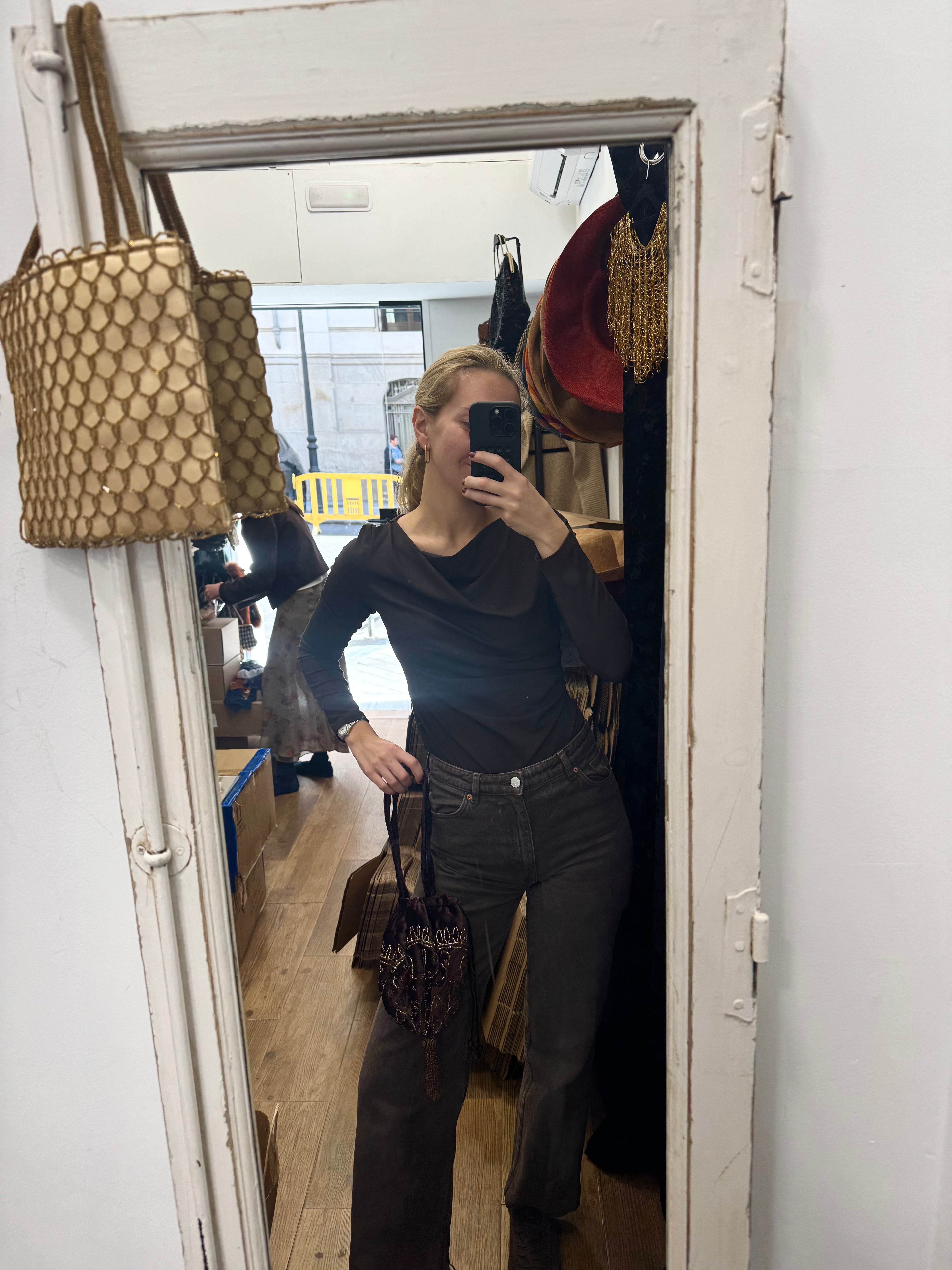 Bolsa clutch vintage castanha com detalhe em missangas bronze