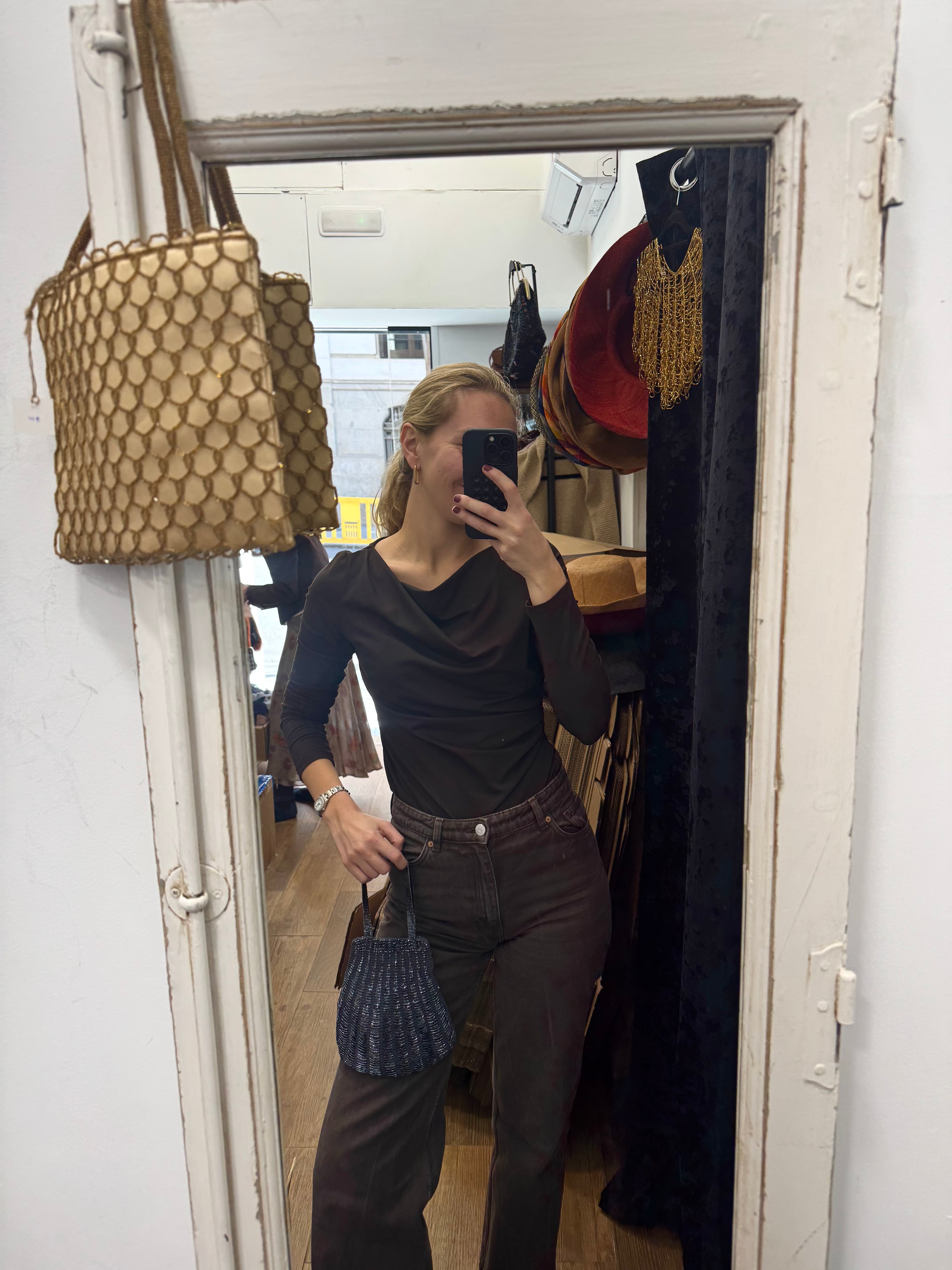 Bolsa vintage cinzenta e prateada com missangas, estilo anos 20.