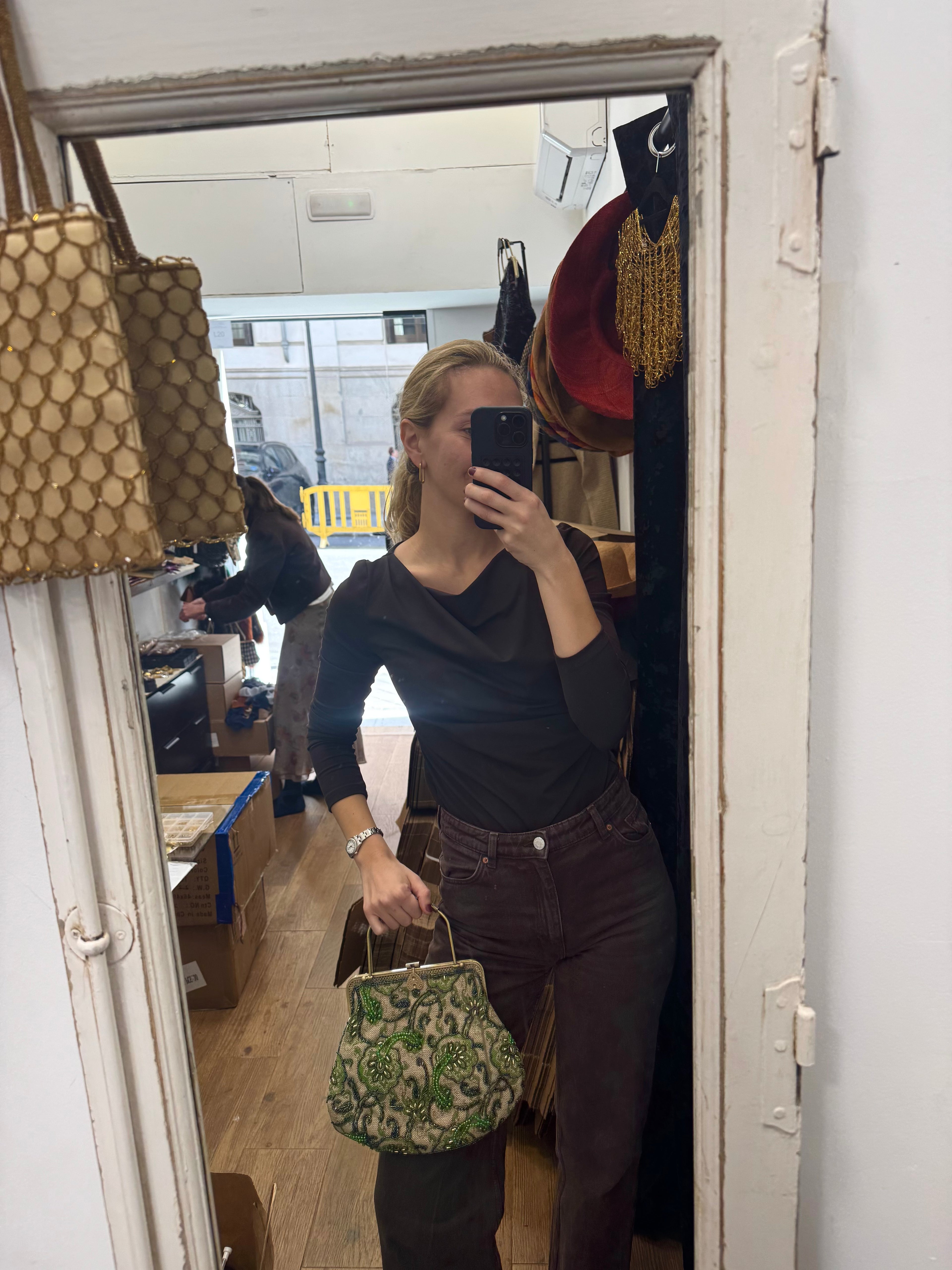 Bolso vintage bombonera beige con flores bordadas en verde y azul