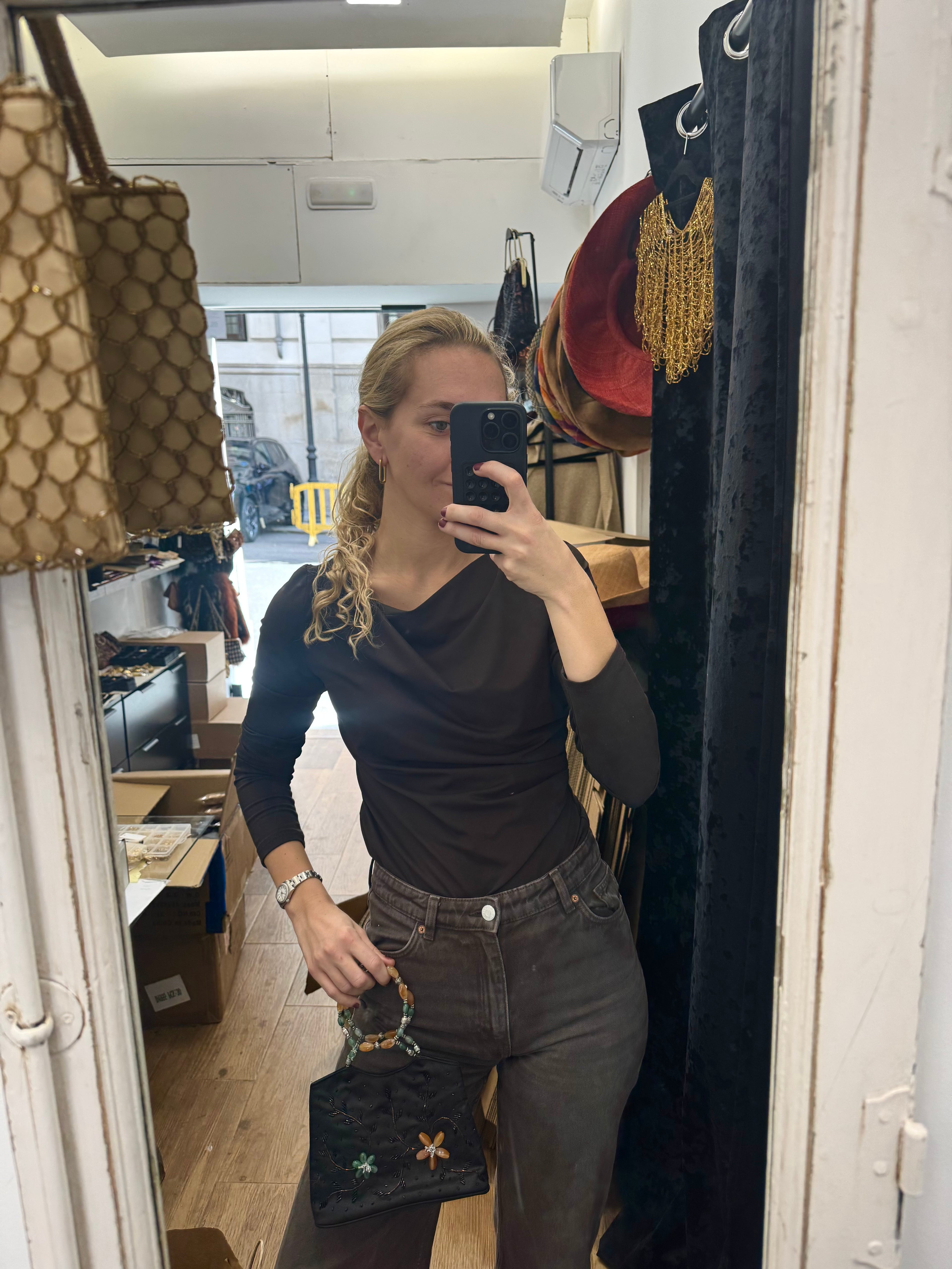 Bolso vintage negro tipo saco con asa de cuentas de bolas y flores bordadas