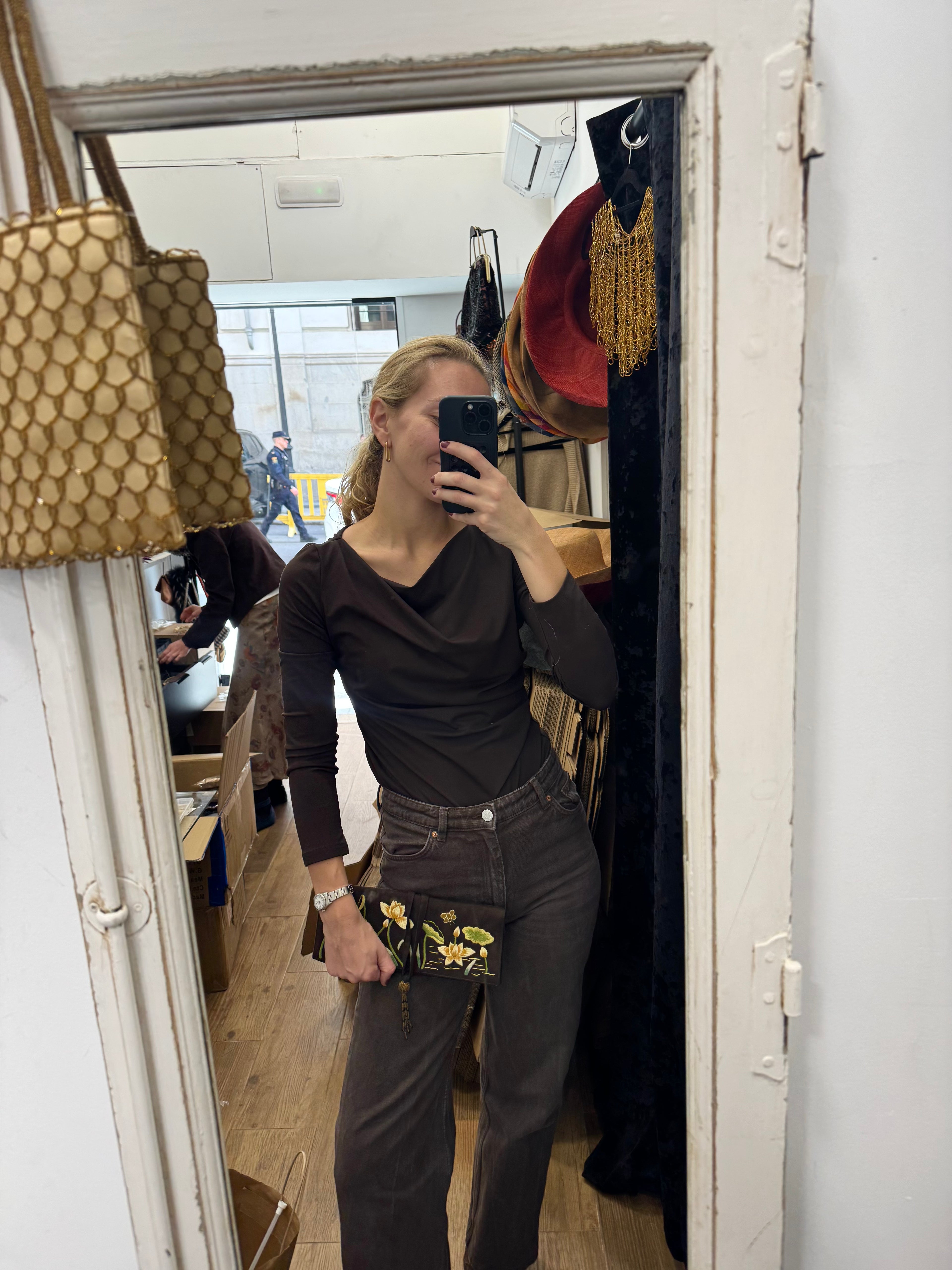 Bolso vintage marrón tipo sobre con cierre de borla de abalorios y flores bordadas