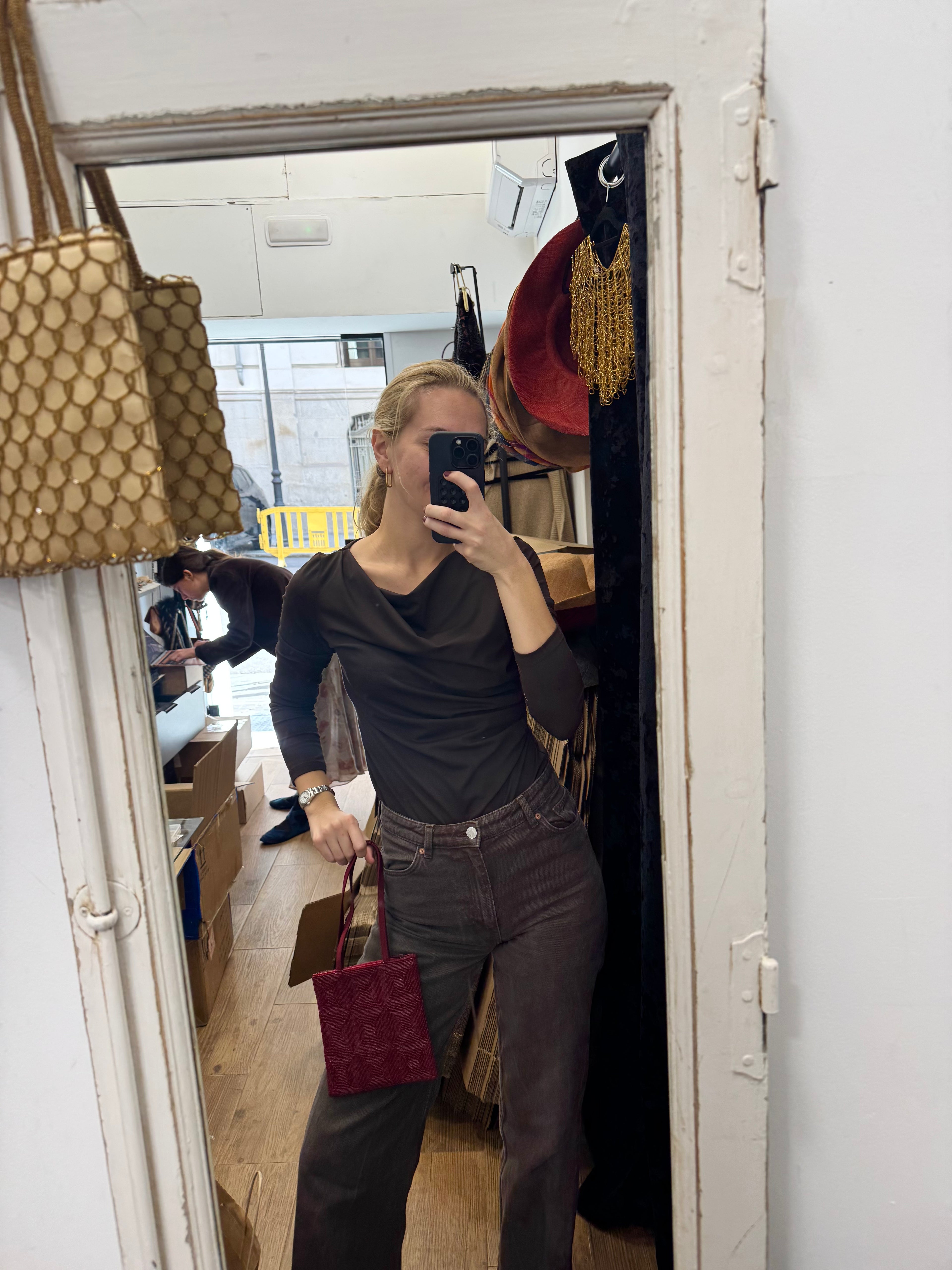 Bolso vintage rojo granate tipo saco con bordados de cuentas