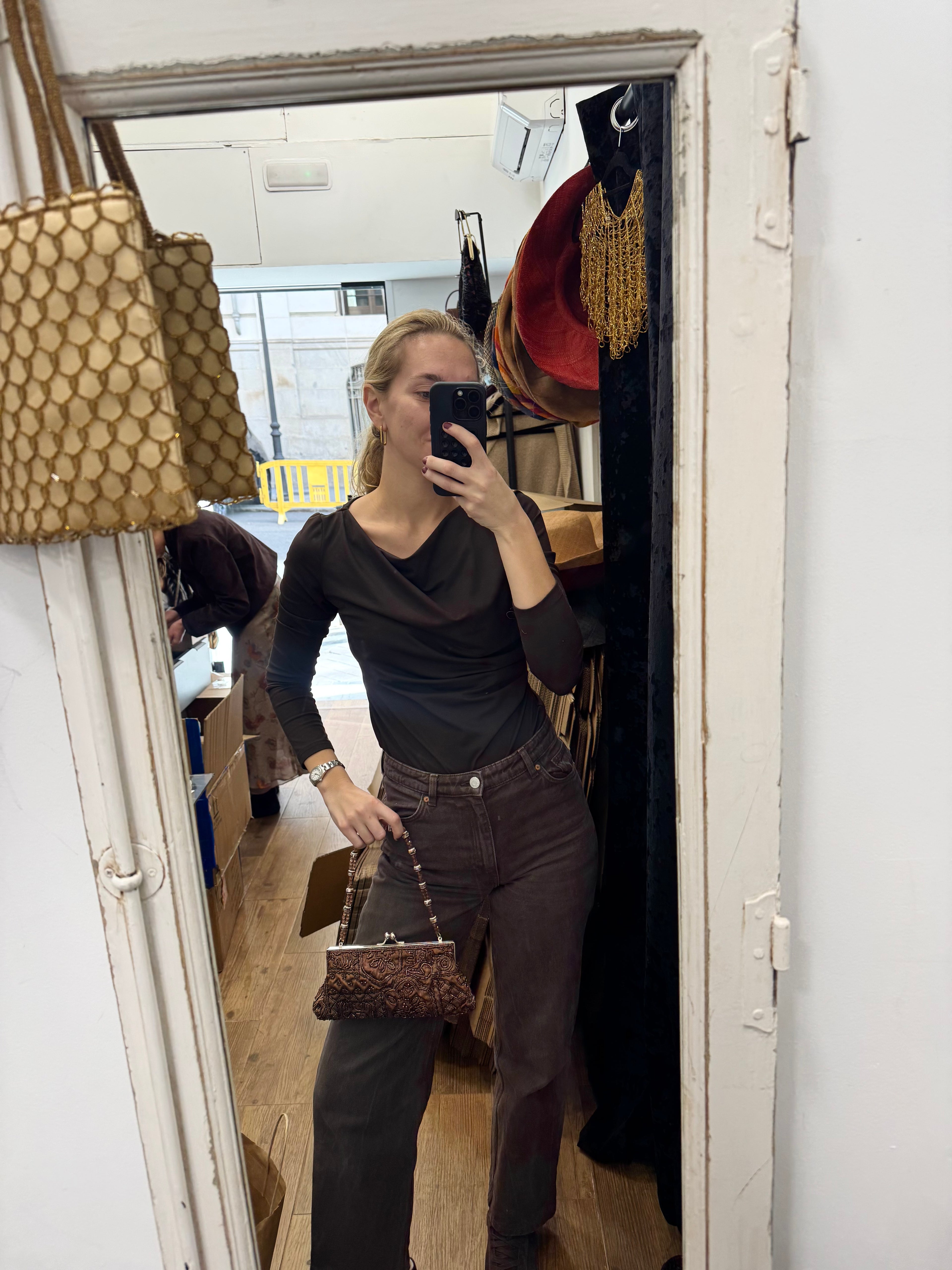 Bolso vintage marrón tipo clutch con asa de abalorios y flores marrones bordadas 02