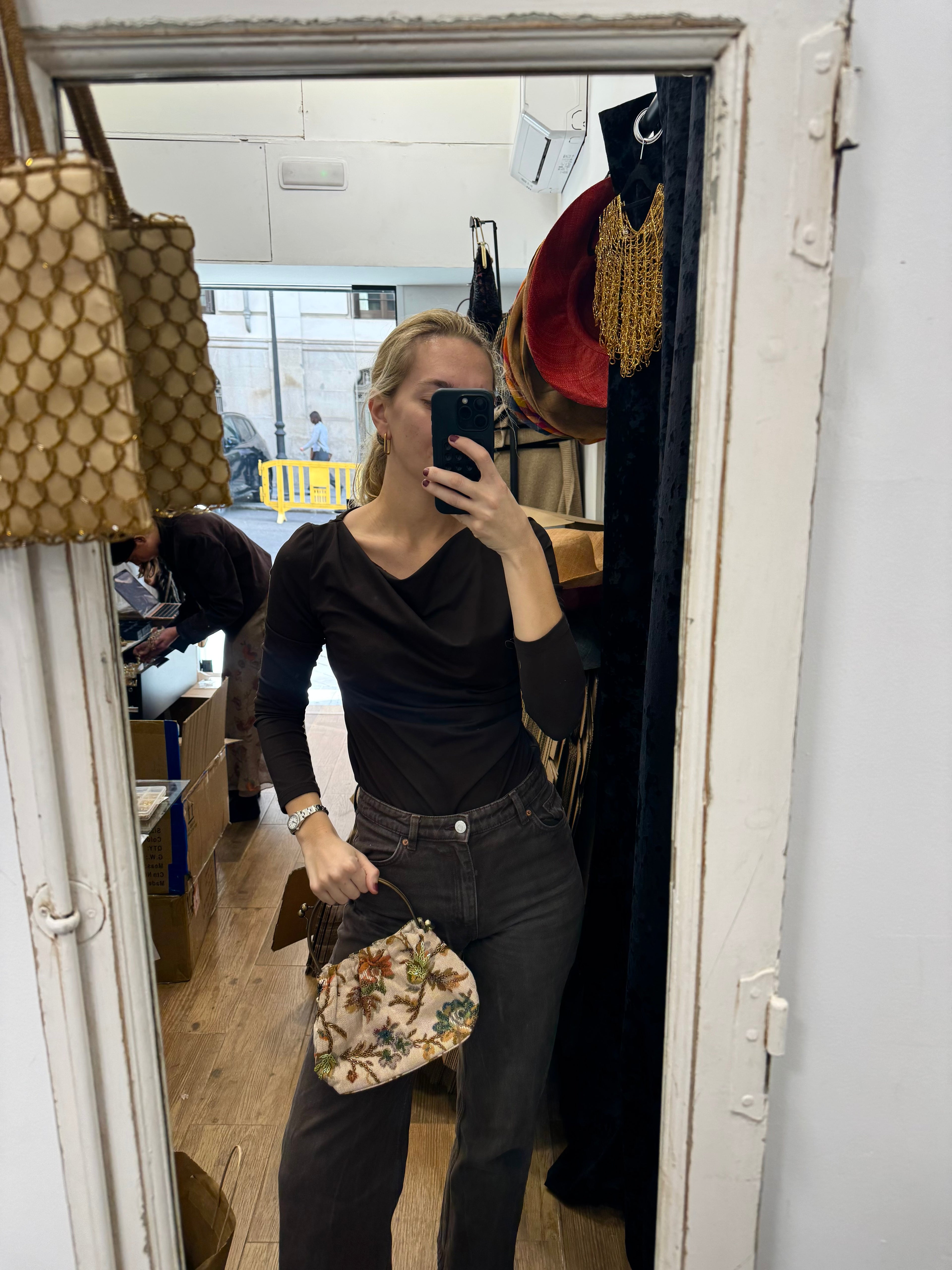 Bolso vintage bombonera beige con flores caldera, verde y azul