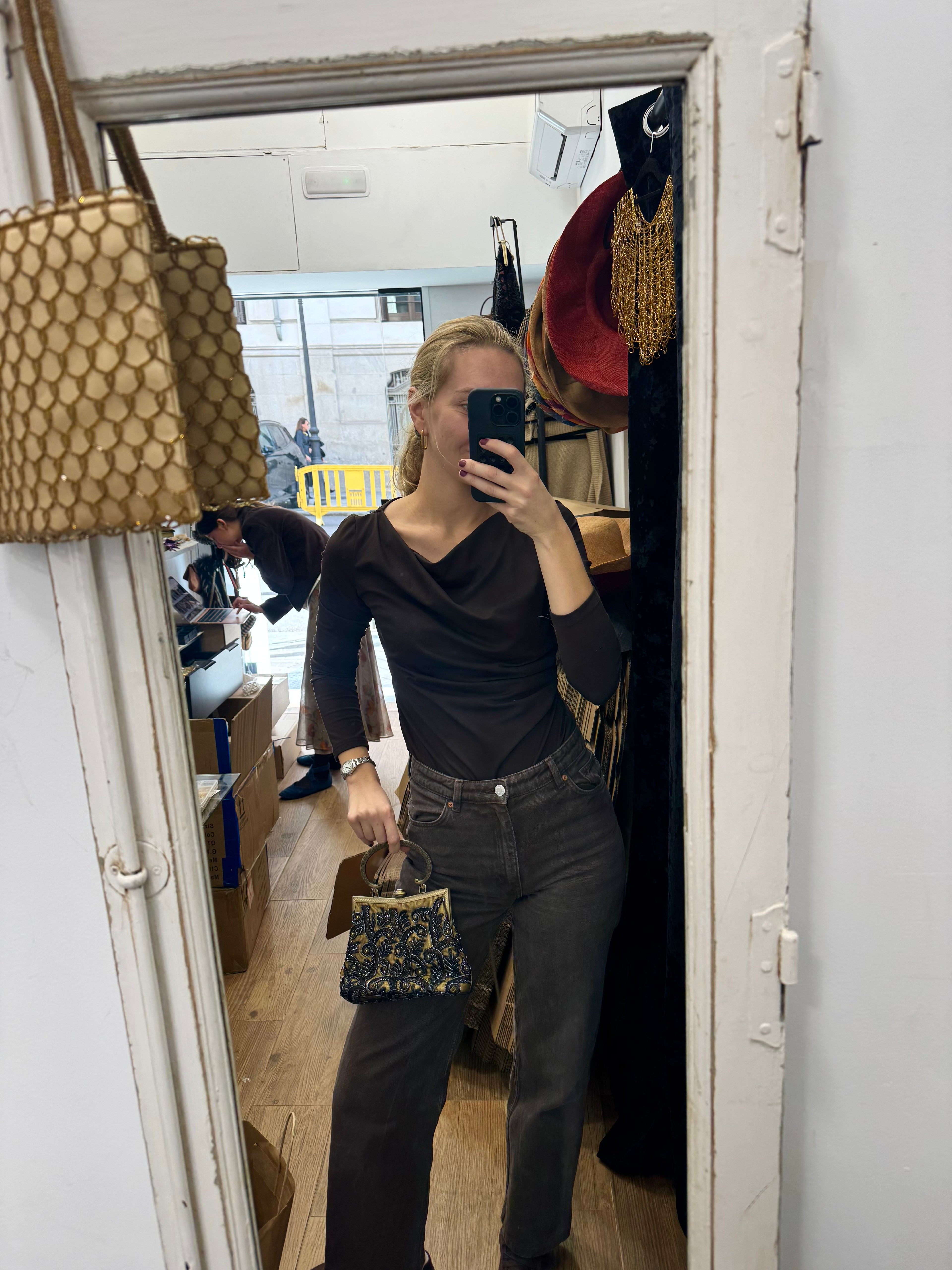 Bolso vintage bombonera ocre con flores grises y azules