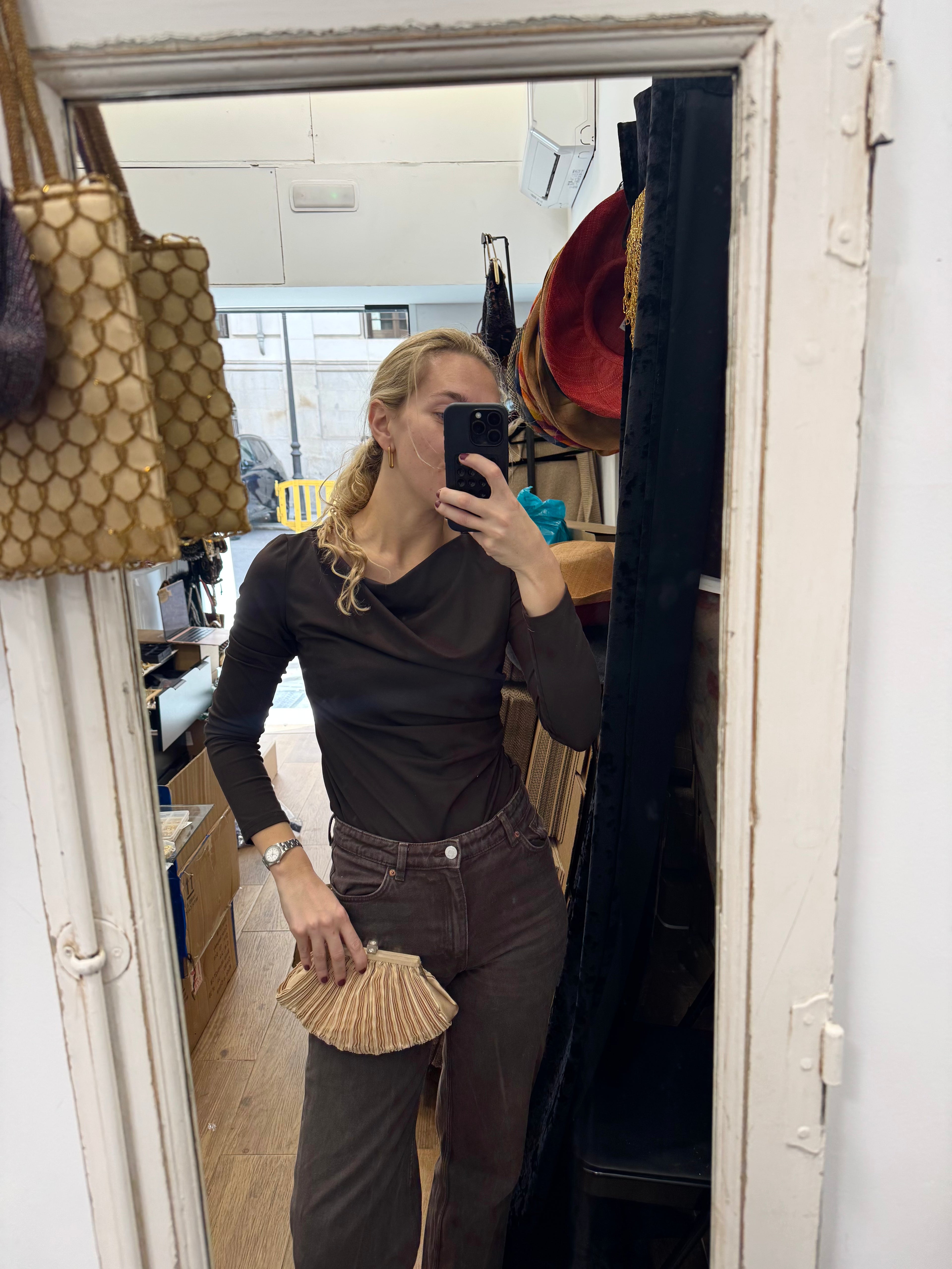 Bolso vintage beige tipo clutch plisado con cierre de cristales