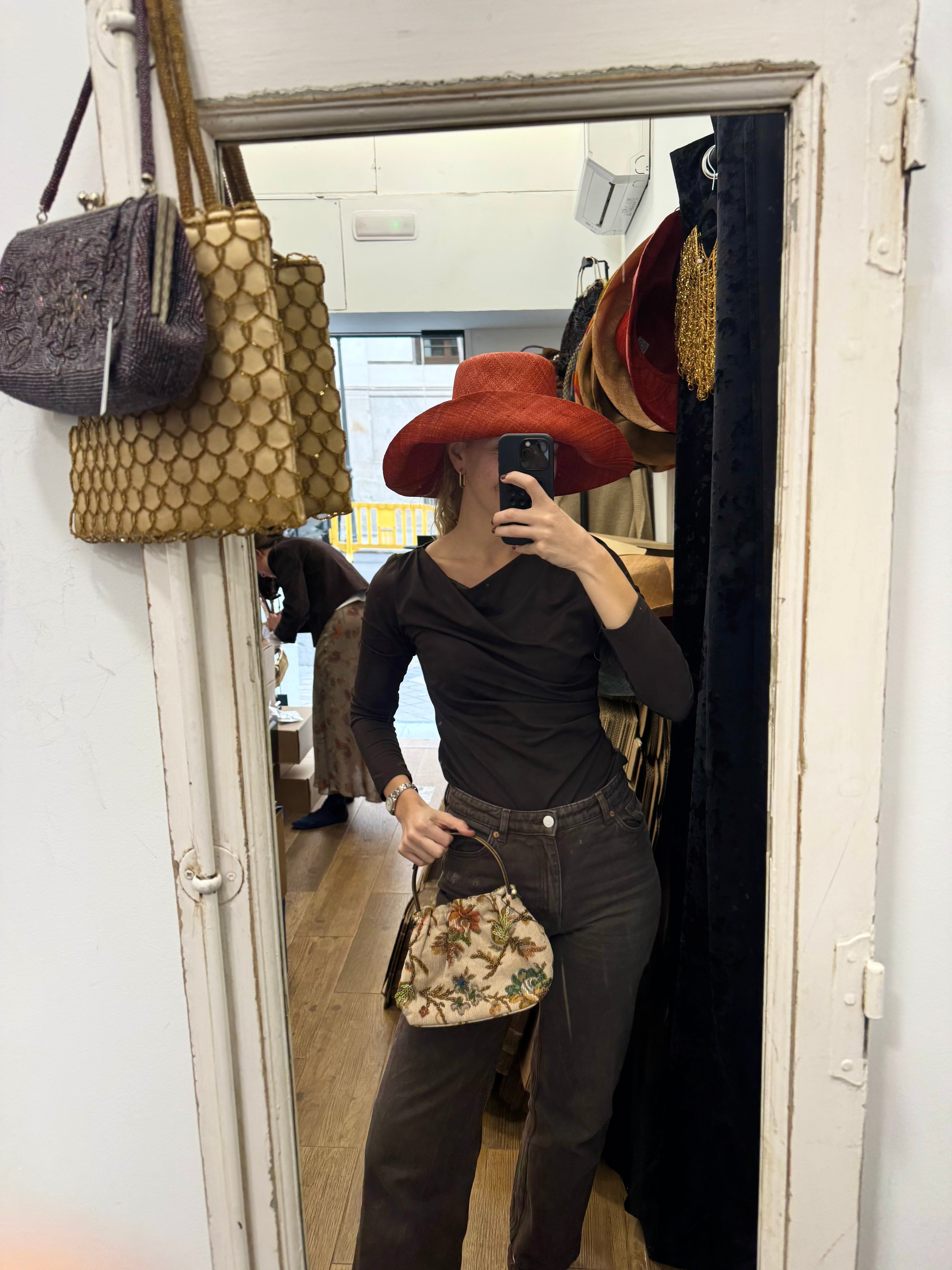 Bolso vintage bombonera beige con flores caldera, verde y azul