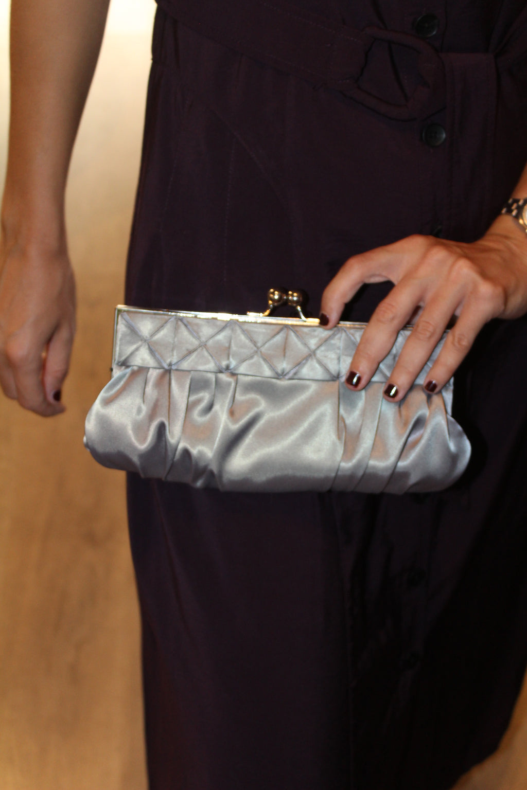 Bolso vintage de mano gris con cadena incorporada