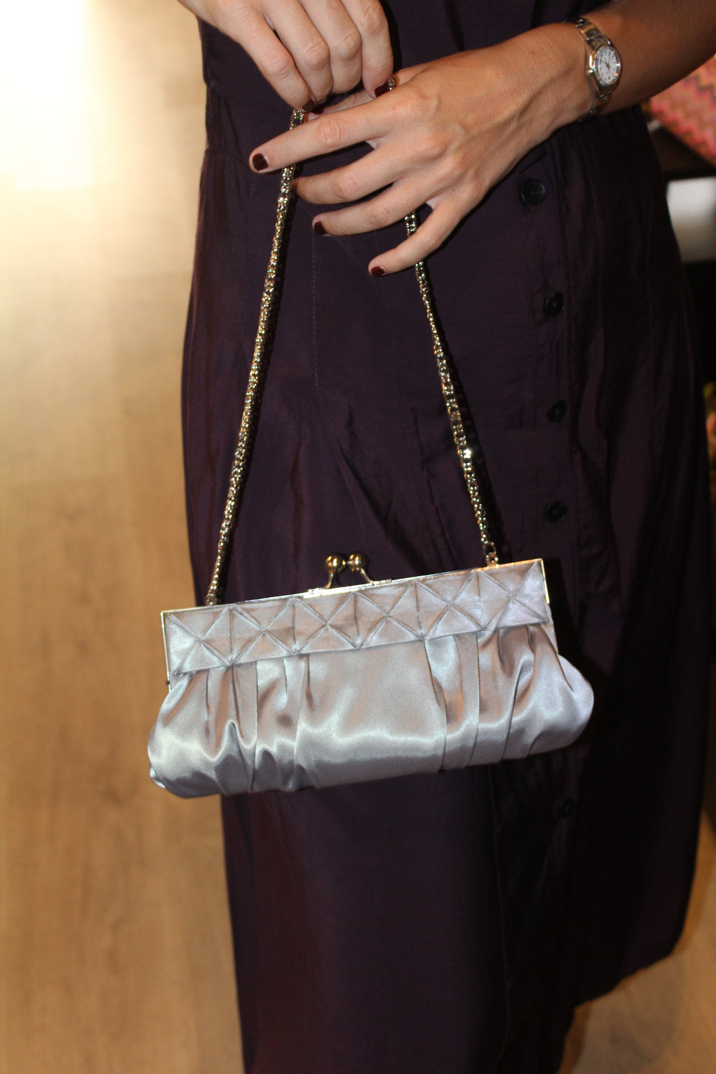 Bolso vintage de mano gris con cadena incorporada