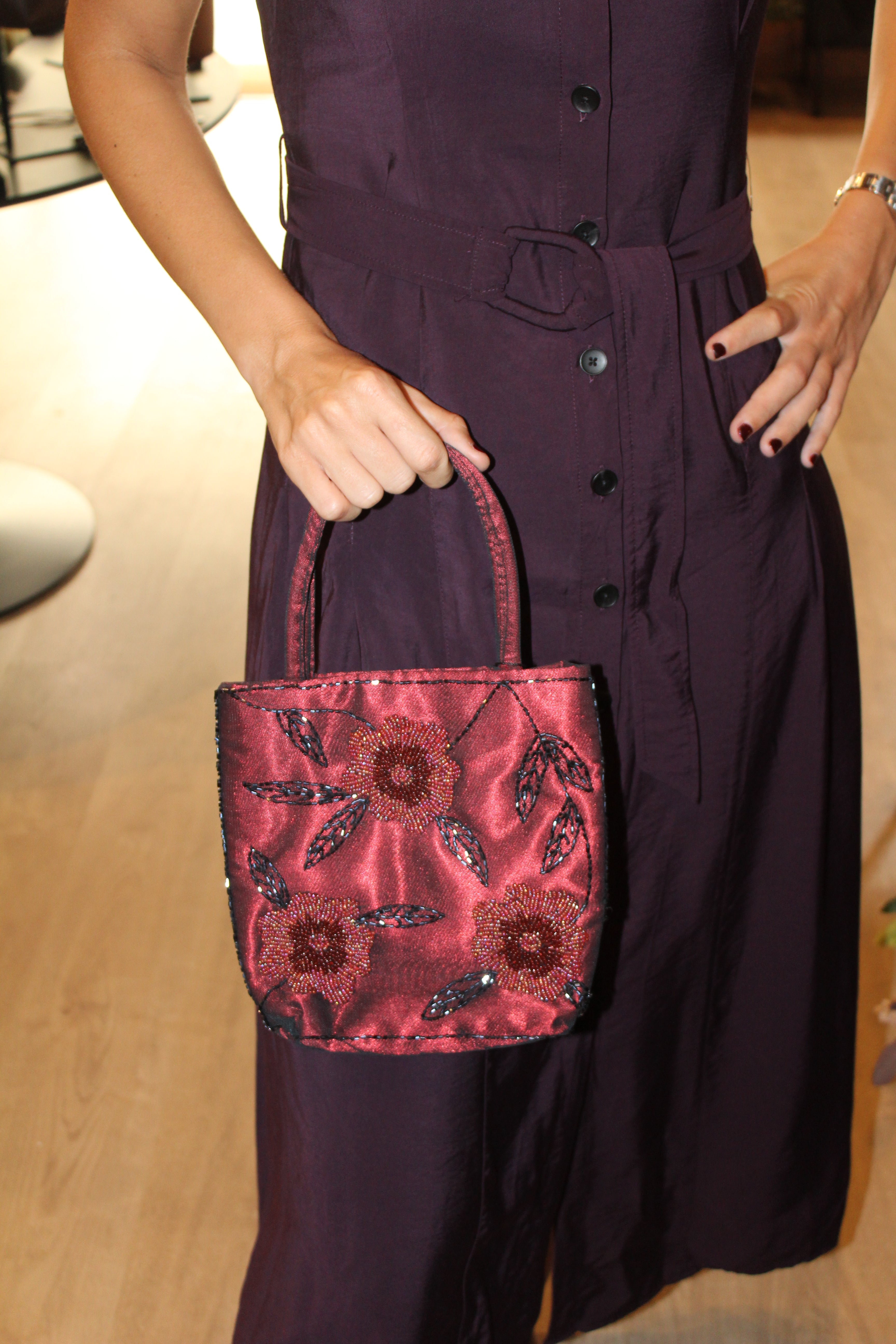 Bolso vintage granate vino tipo saco bordado con flores y helechos negros