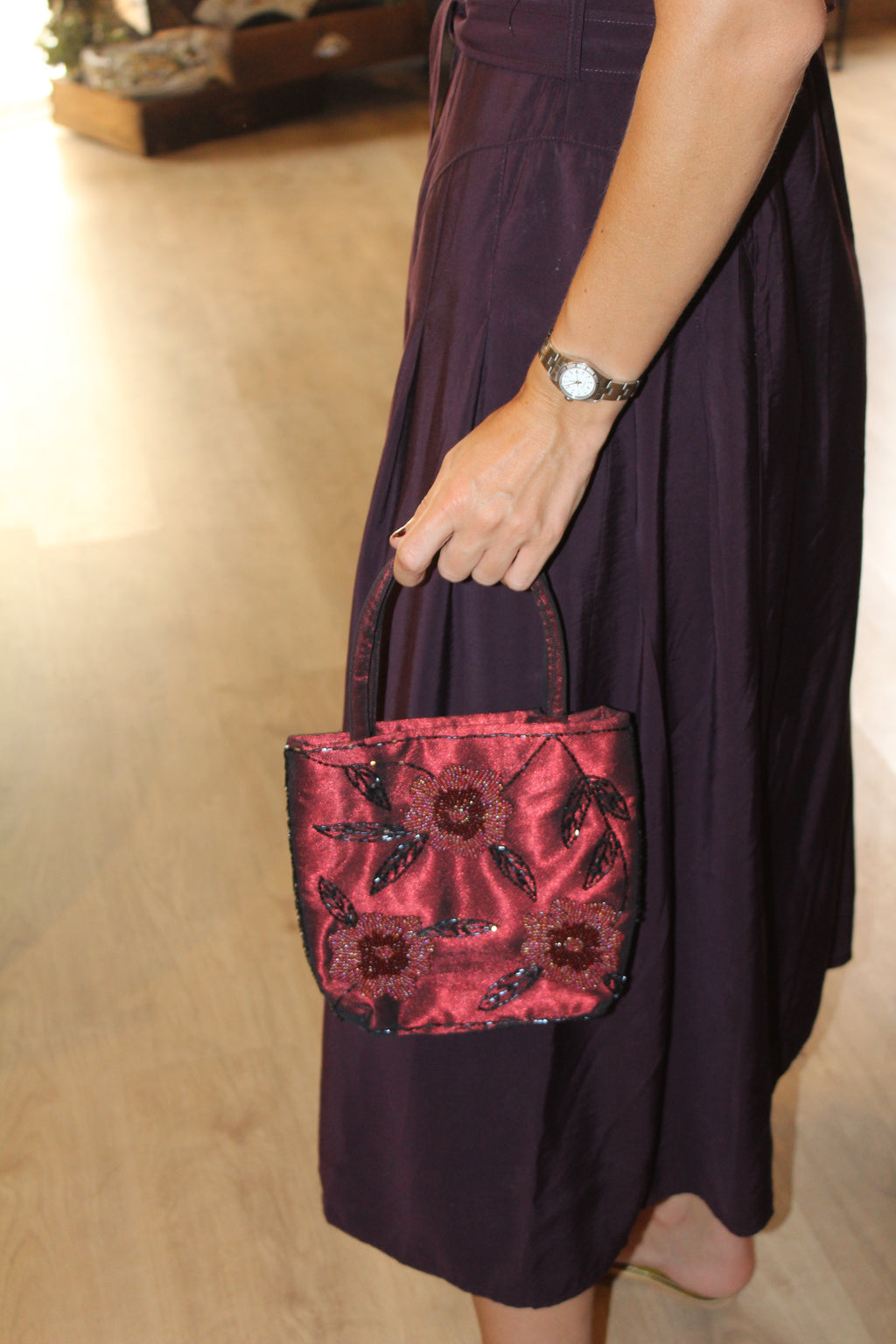Bolso vintage granate vino tipo saco bordado con flores y helechos negros
