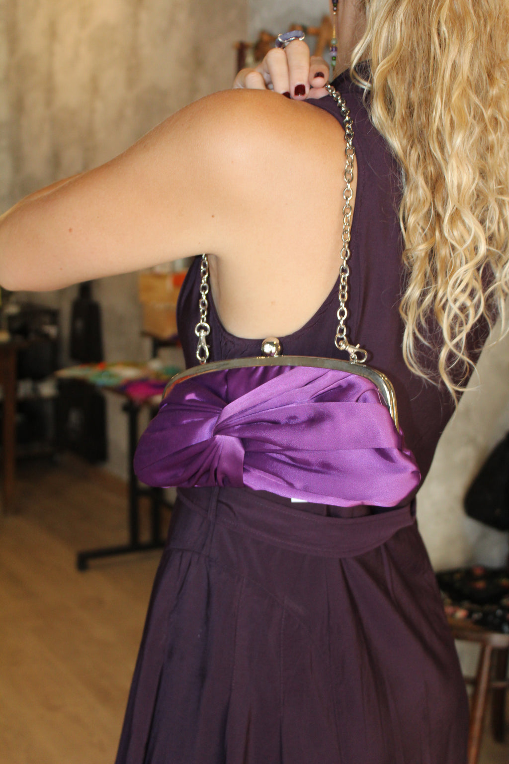 Bolso vintage morado lazo tipo clutch con cadena