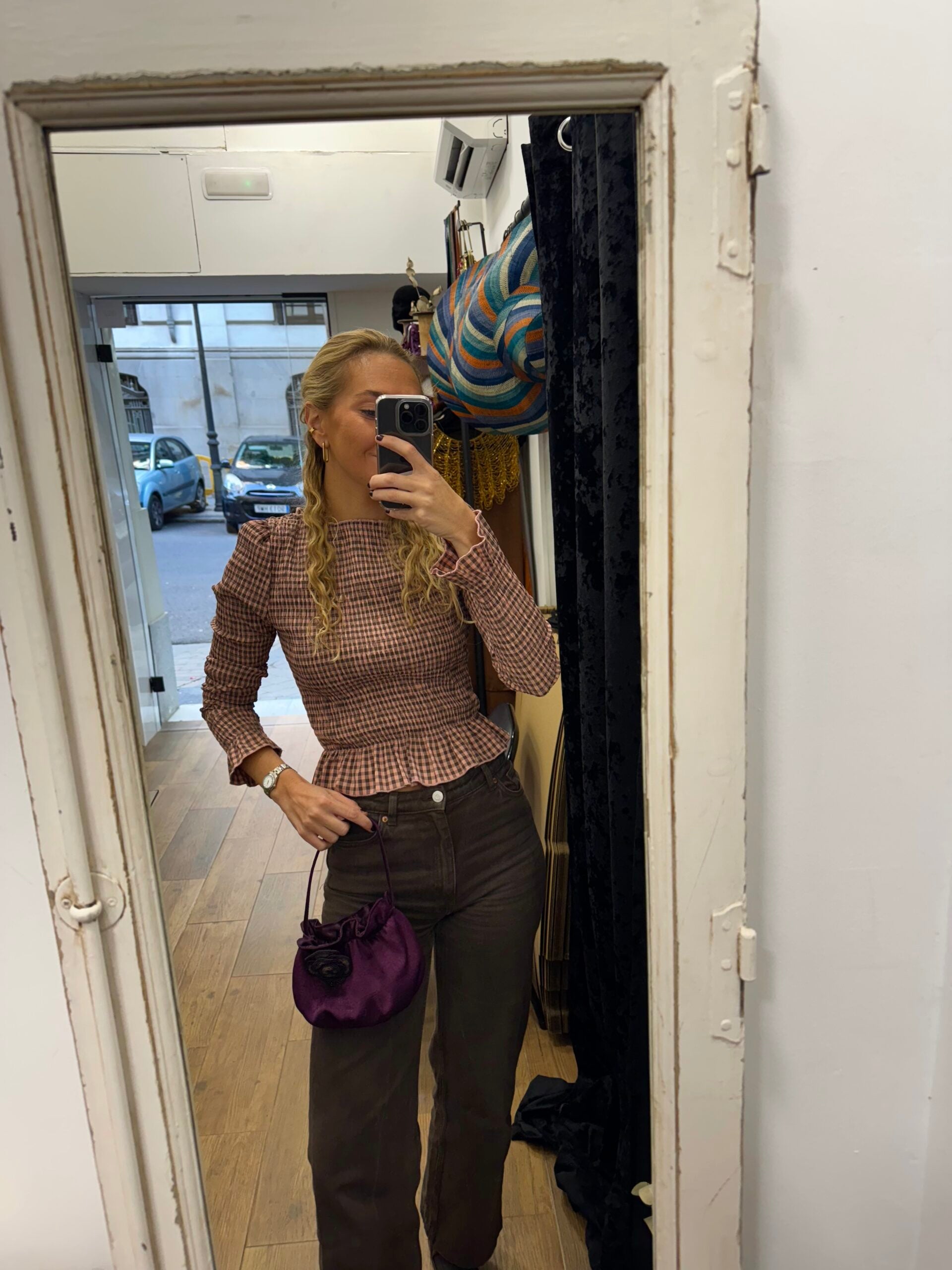 Bolso vintage berenjena tipo saco de raso con rosa de cuentas