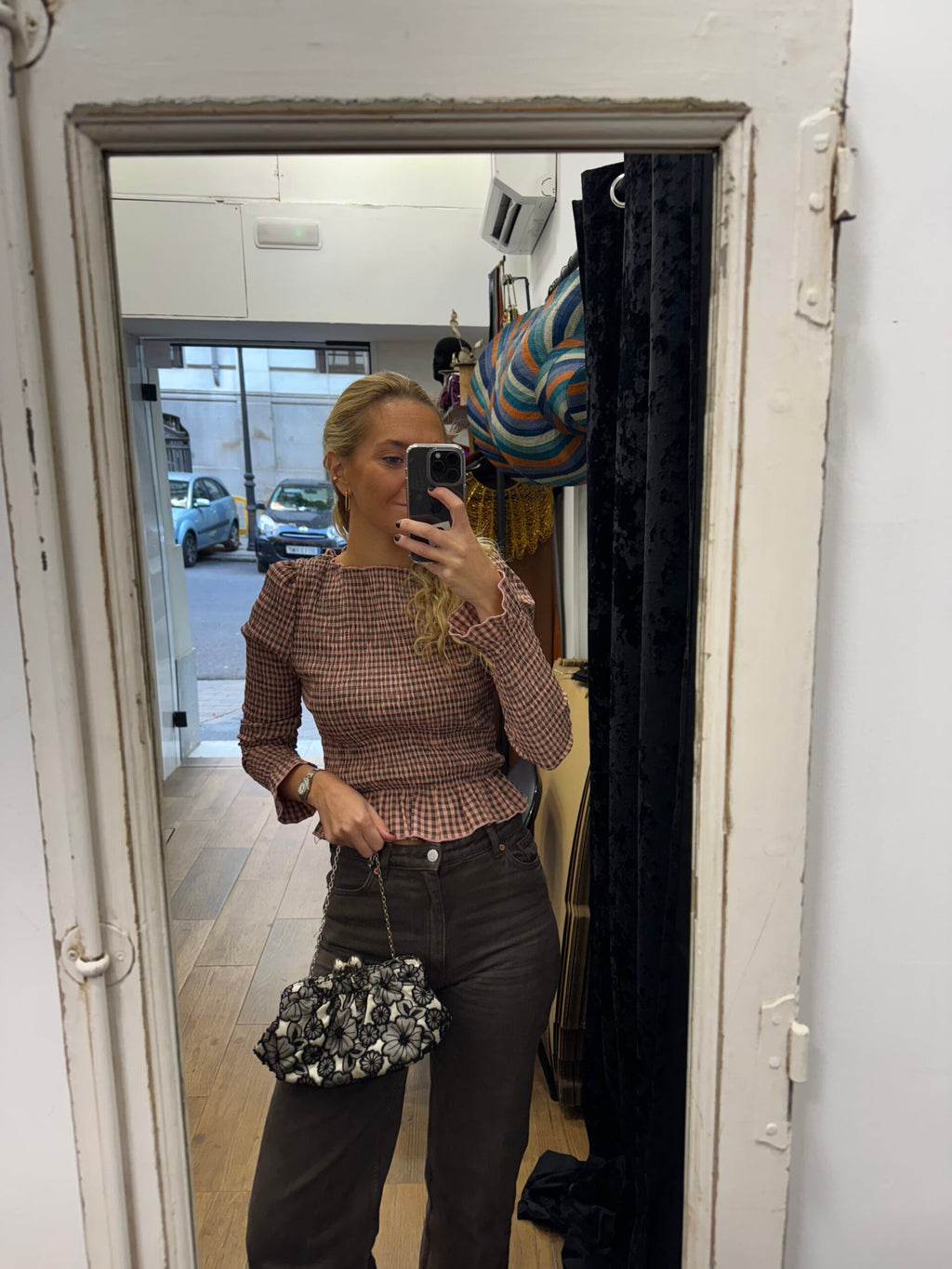 Bolsa de mão vintage floral preta e branca