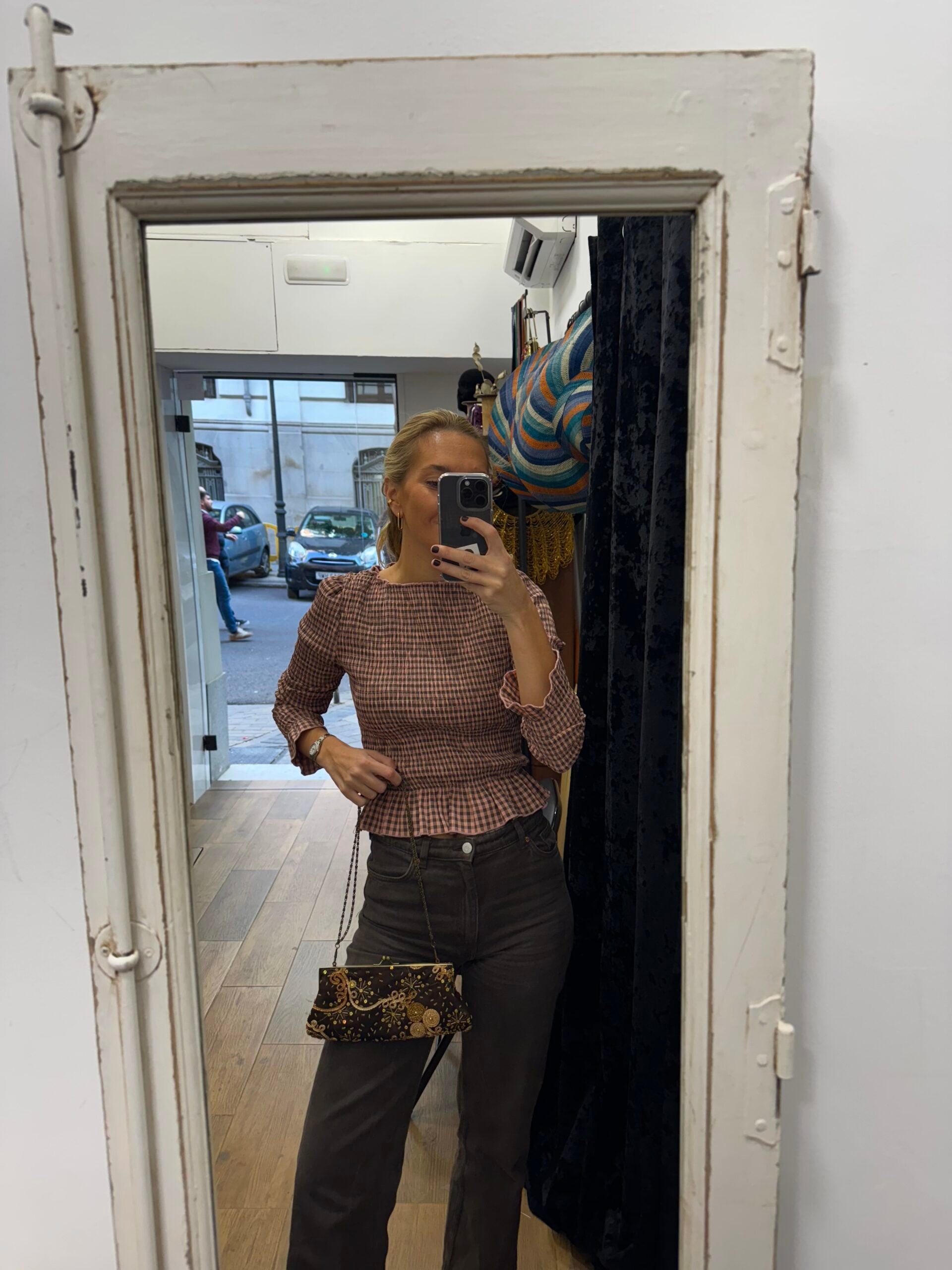 Bolso vintage marrón y beige tipo clutch con helechos bordados de lentejuelas