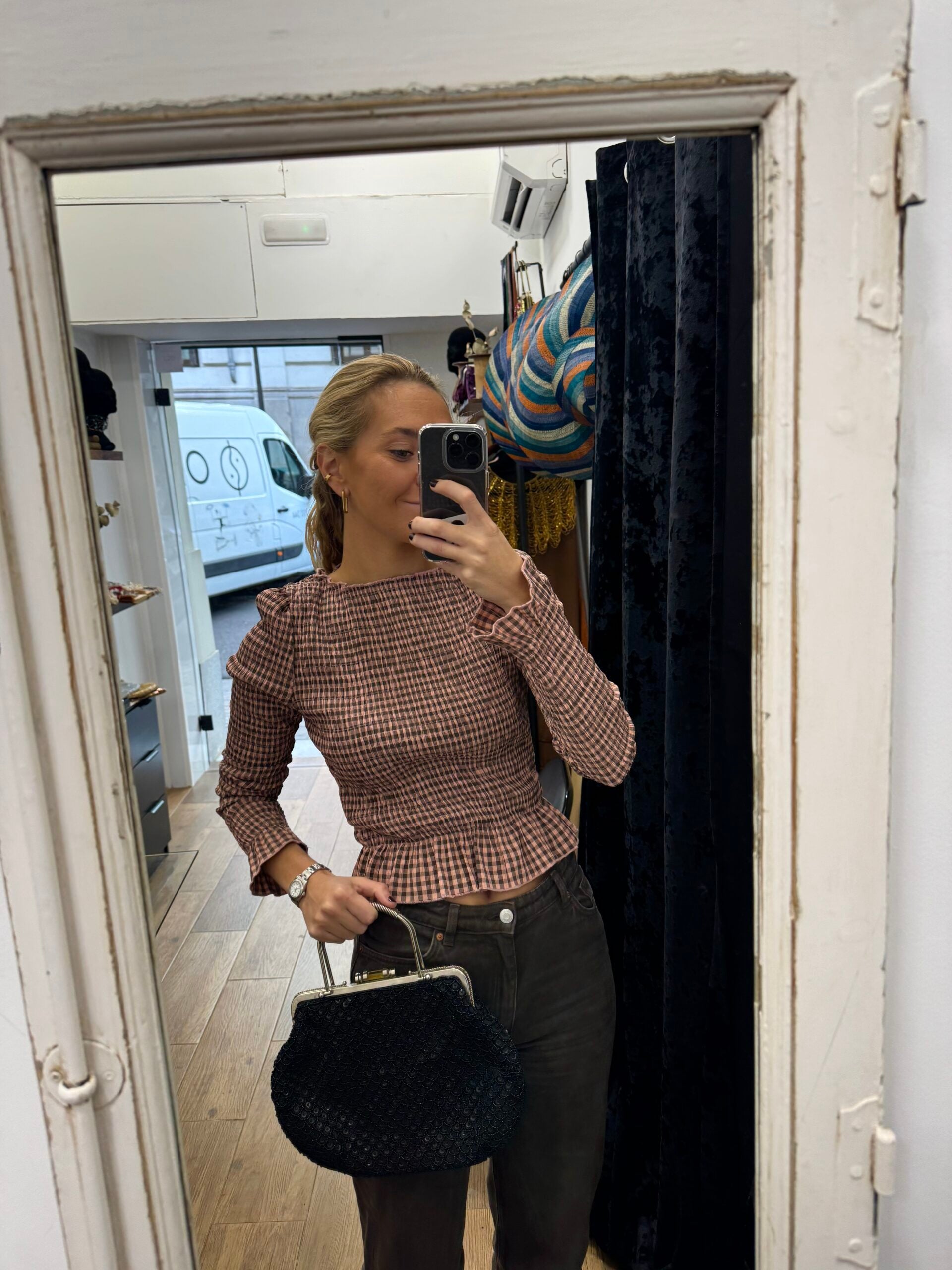 Bolso vintage bombonera negra bordado con lentejuelas en patrón