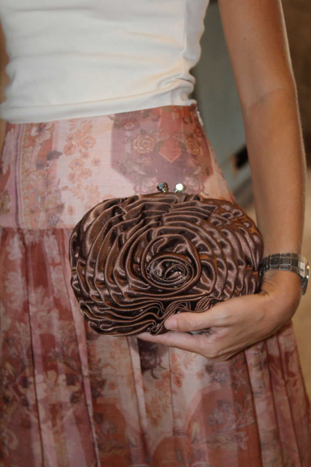 Bolso vintage marrón con forma de flor de tela y cierre clutch