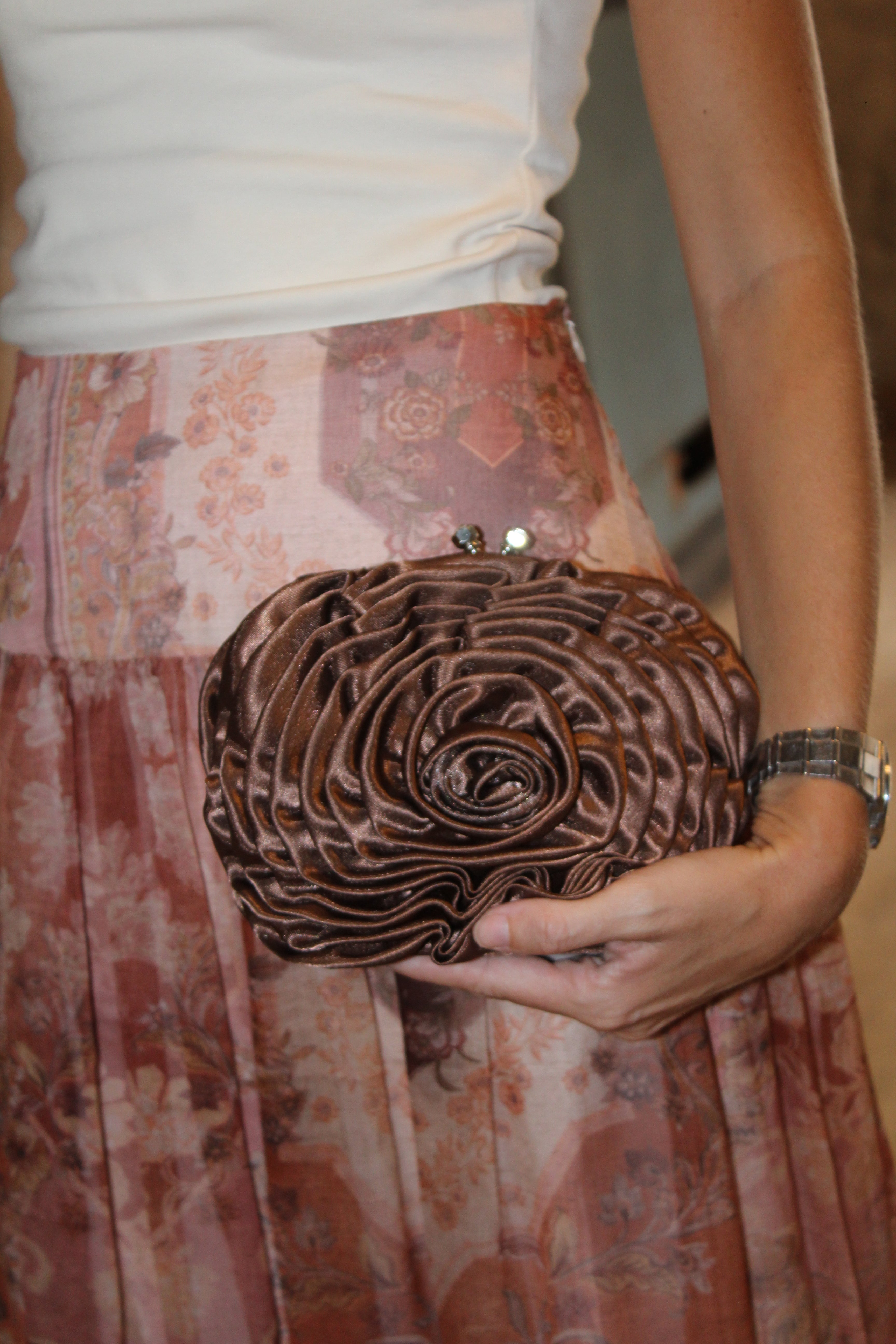 Bolso vintage marrón con forma de flor de tela y cierre clutch