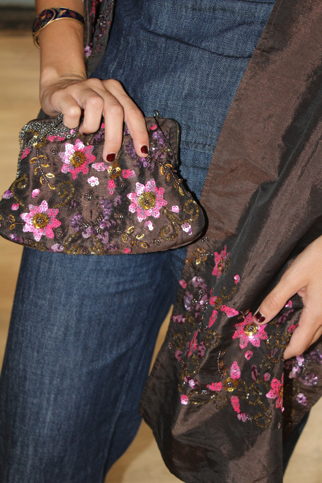 Conjunto Bolso Vintage y Chal Marrón y Fucsia